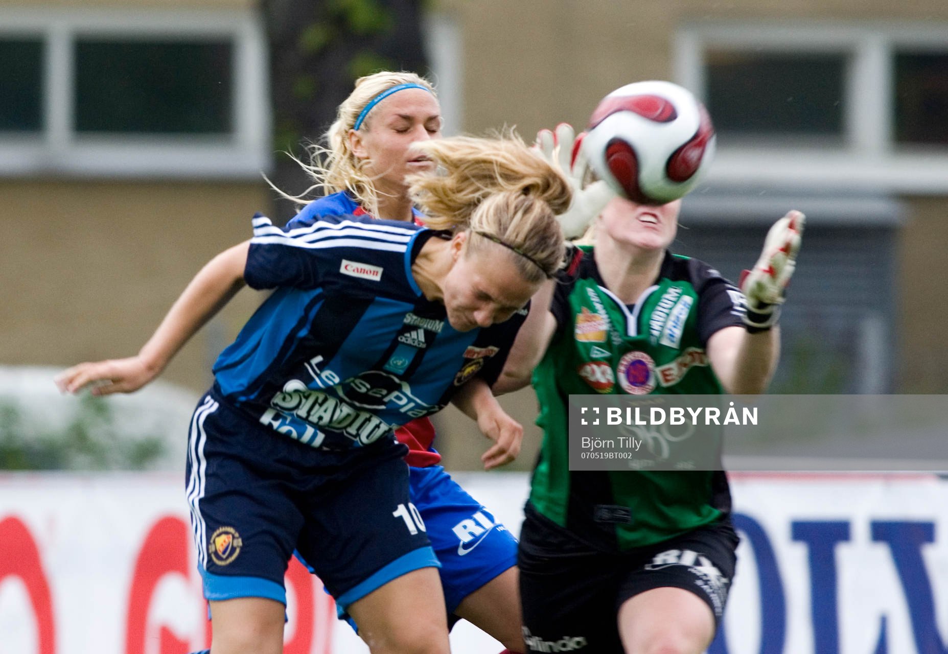 Emma Lundh, Djurgården och Kristin Hammarström, målvakt,