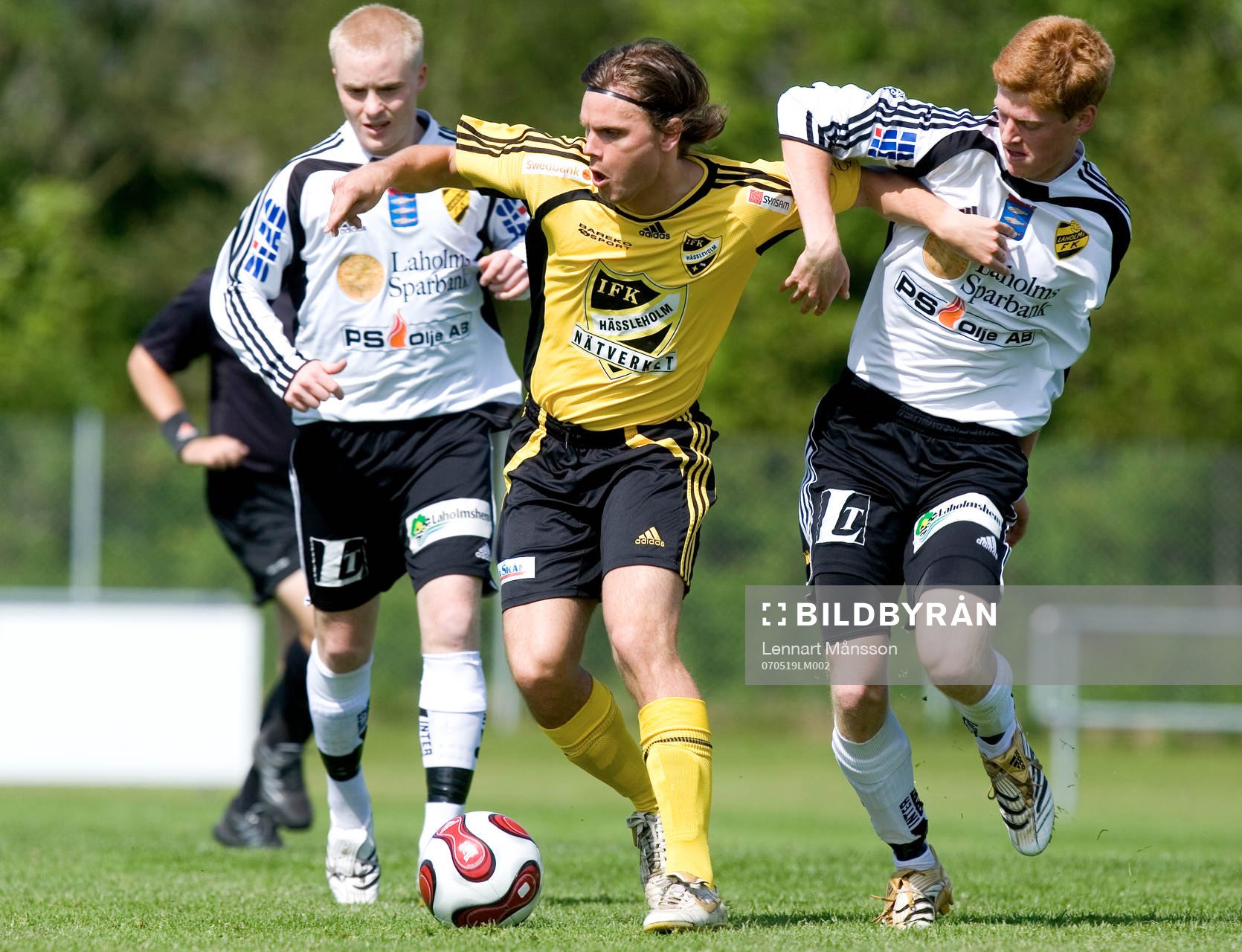Emil Nilsson har två motståndare hängande