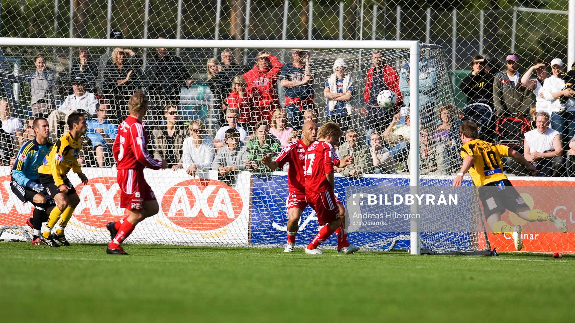  Marcus Ekenberg nickar in 2-0 för Mjällby.