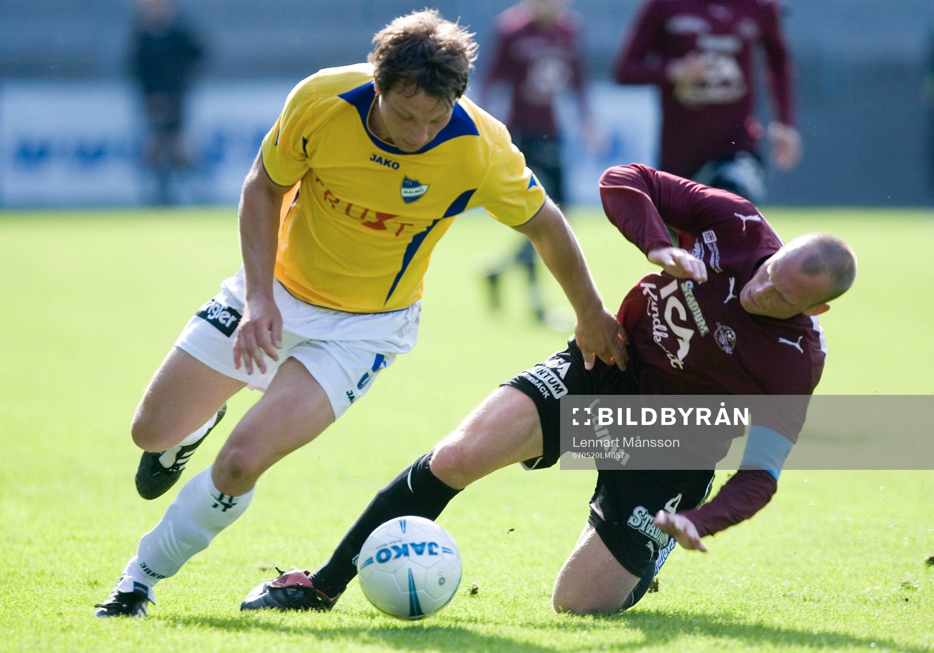 Jörgen Svensson får ner Mattias Lundström på knä