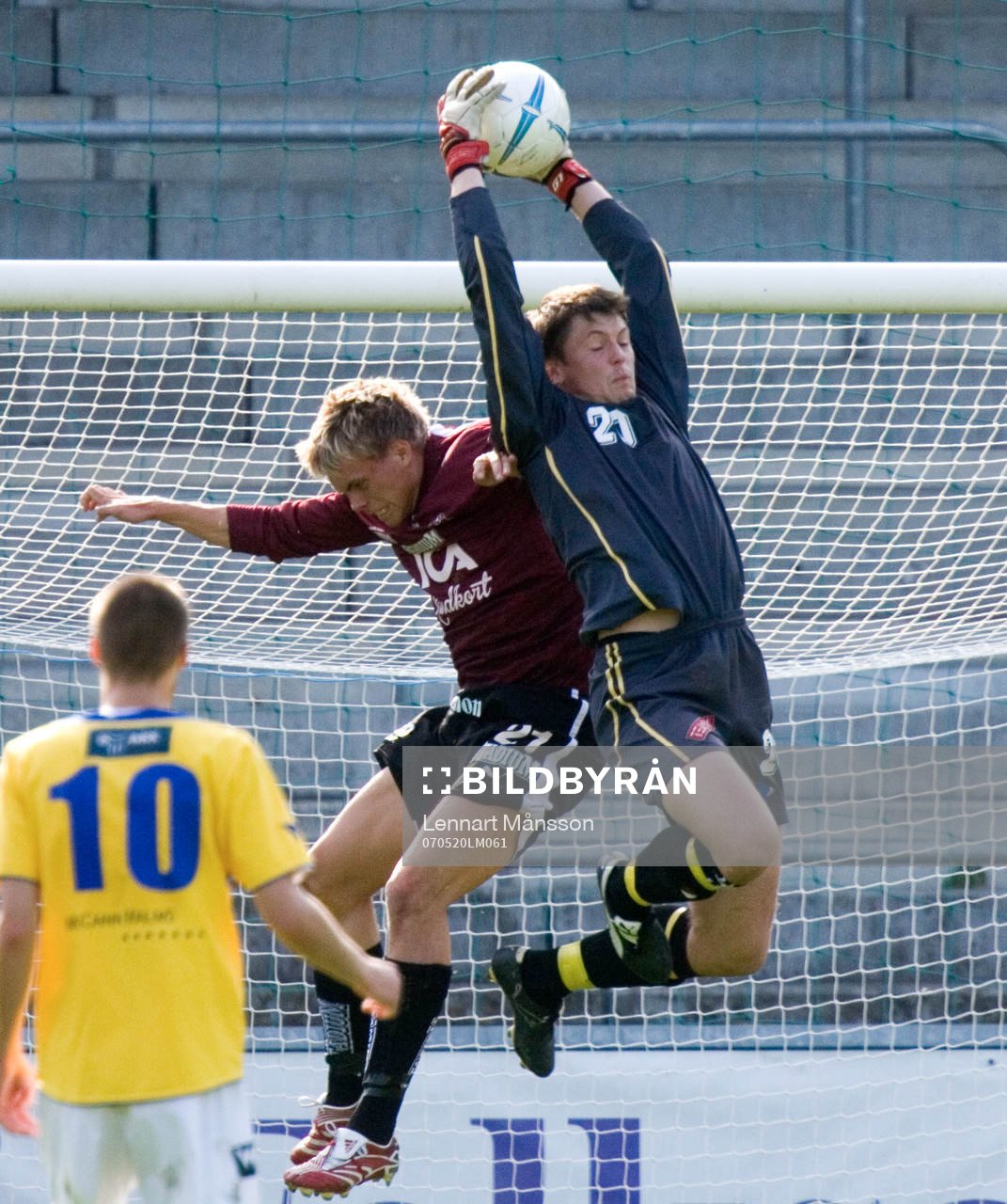 IFK Malmös målvakt Magnus Ringdahl greppar bollen
