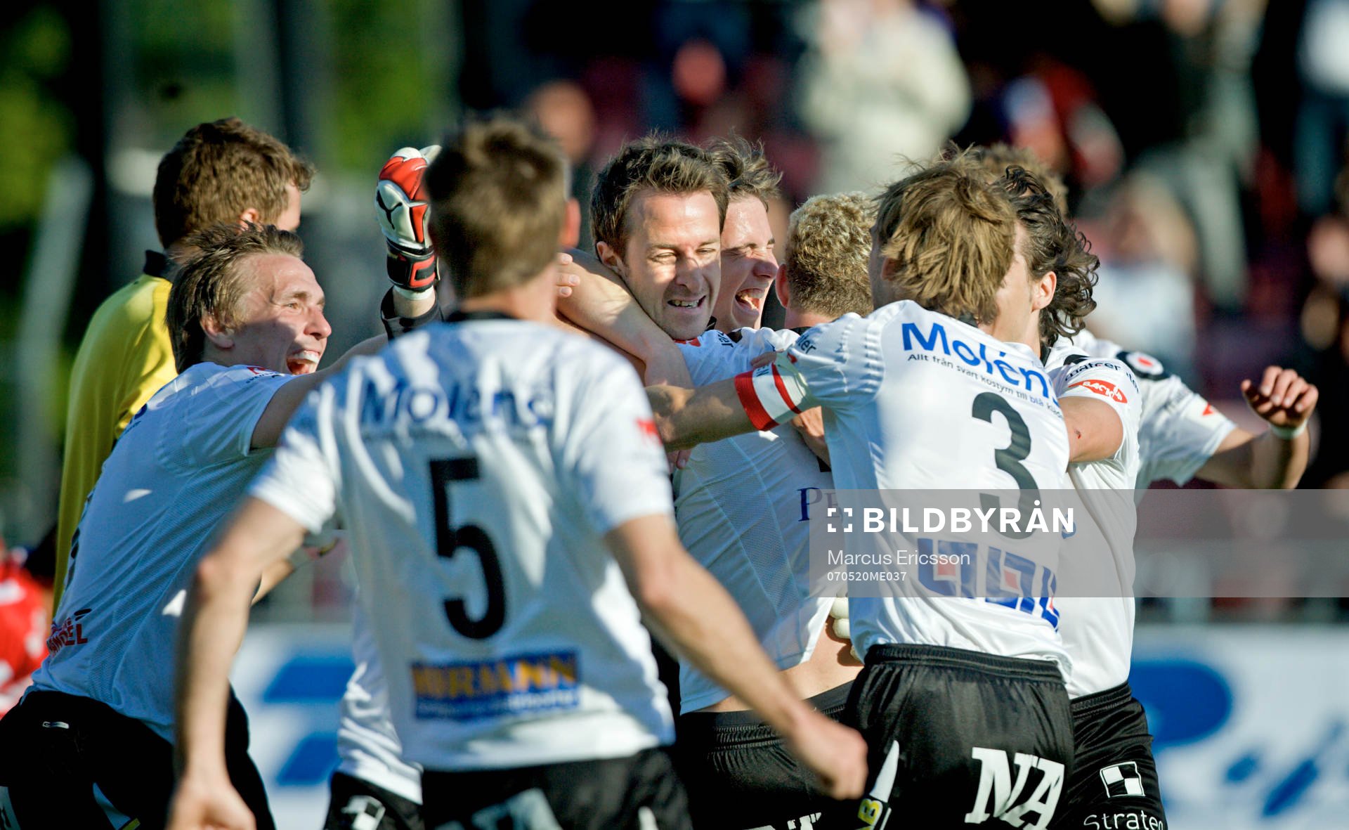 Richard Richardsson, Målvakt Örebro (mitten), kramas om