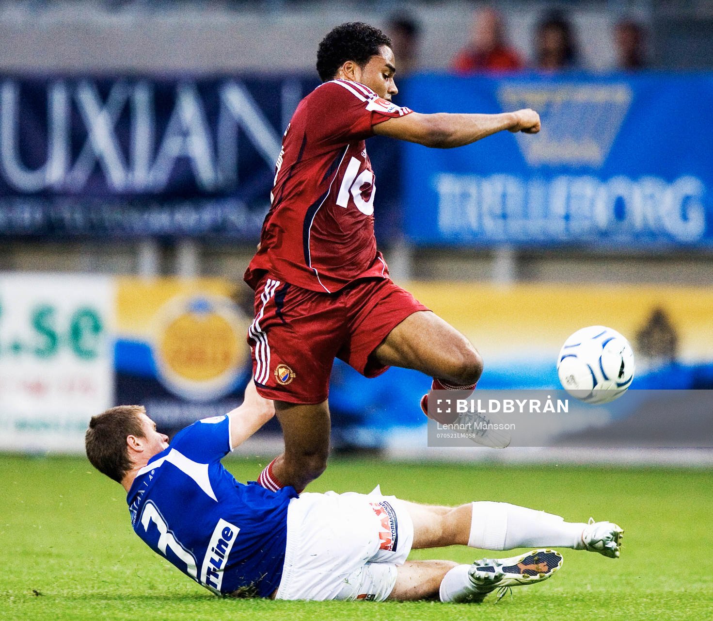 Målskytten Patrick Amoah stiger över Dennis Melander