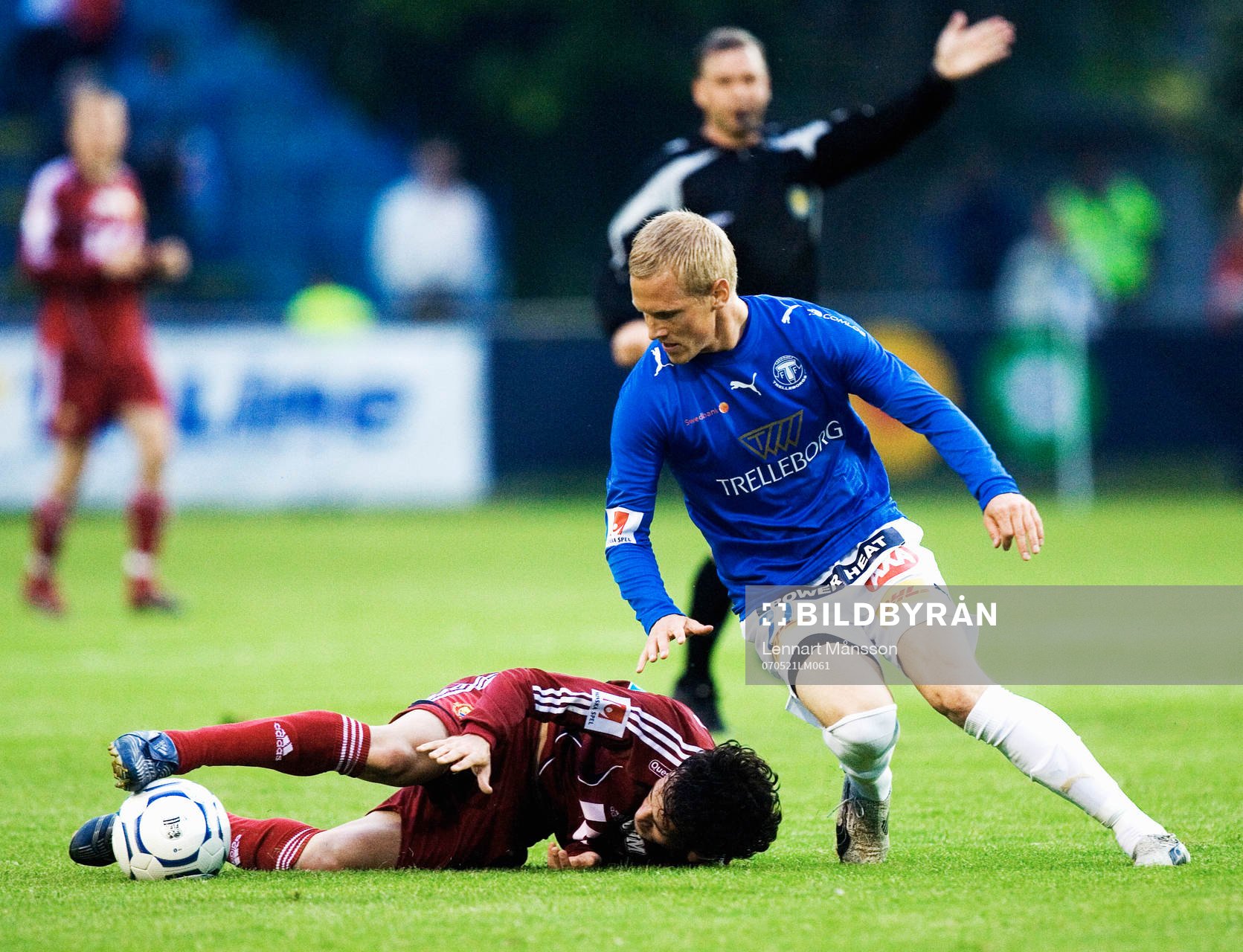Fotboll, allsvenskan, Trelleborg - Djurgården: Målskytten Enrico på fall, Magnus Andersson tar bollen.