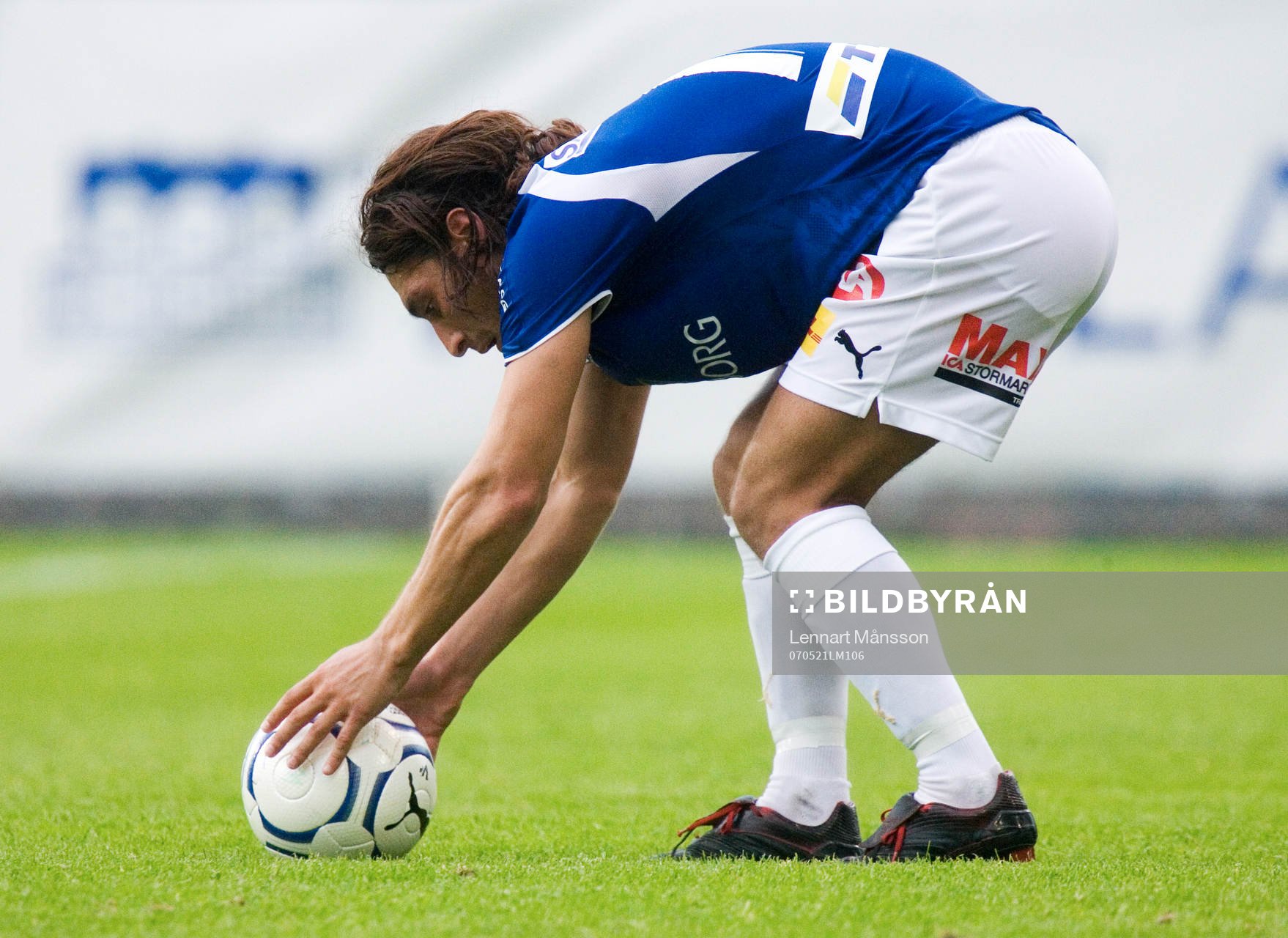 Olcay Senoglu, lägger upp bollen