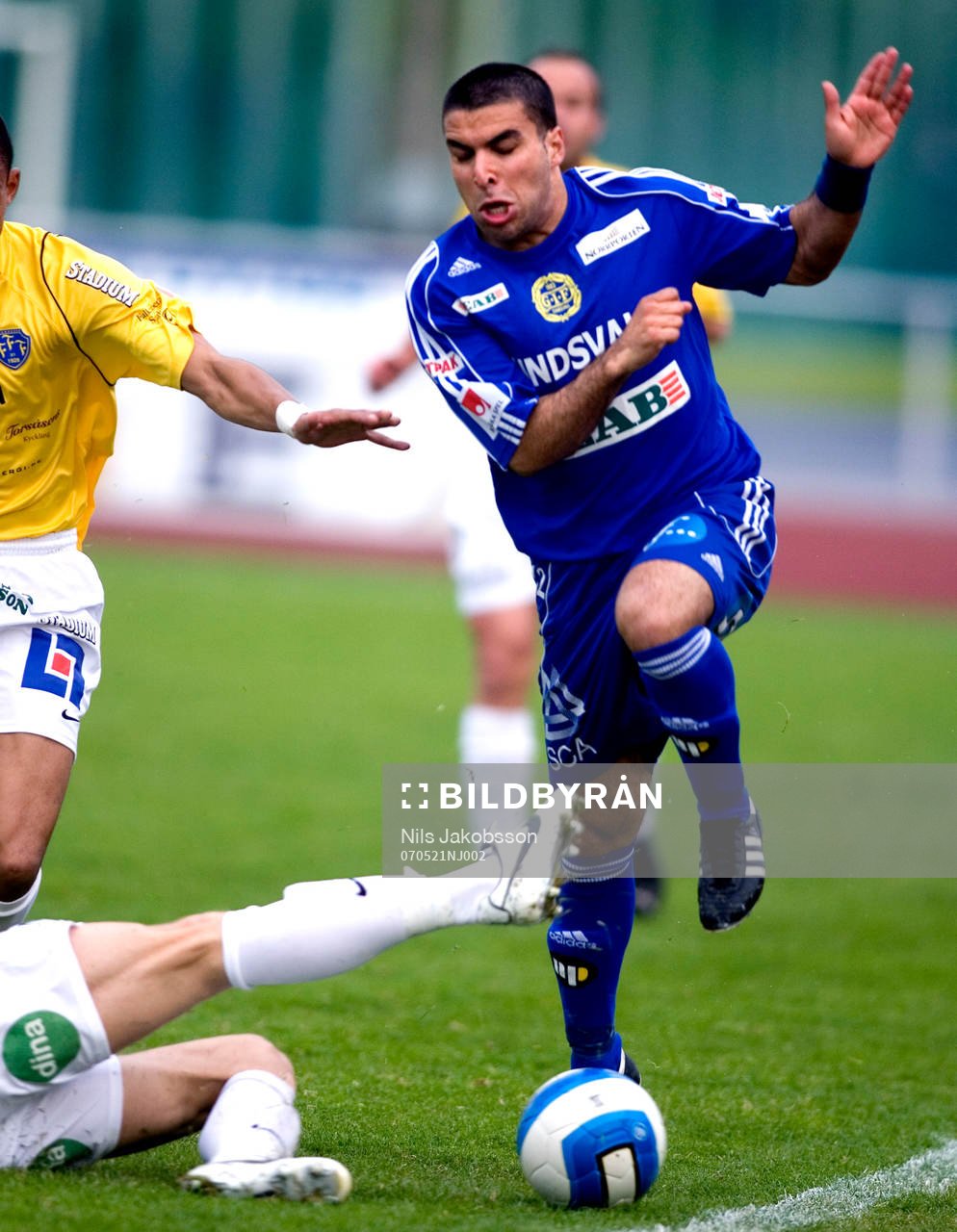 Arash Bayat, GiF Sundsvall. undviker en glidtackling