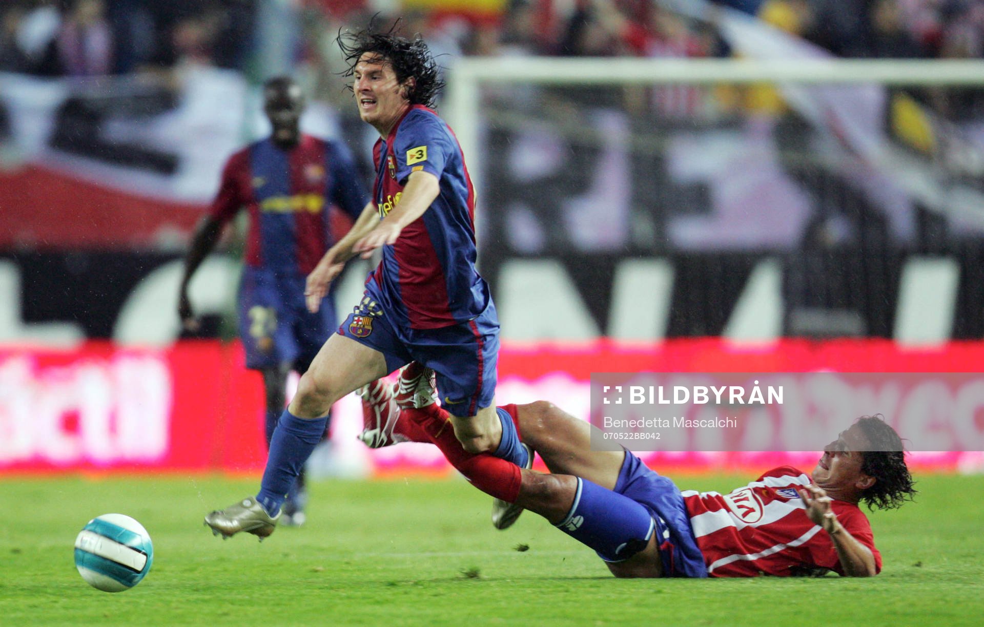 Lionel Messi, Barcelona, tacklas av Fabiano Eller, Madrid.