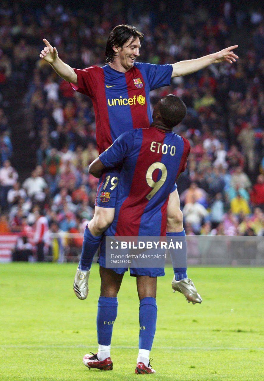 Samuel Eto'o lyfter Lionel Messi, Barcelona. Glädje.