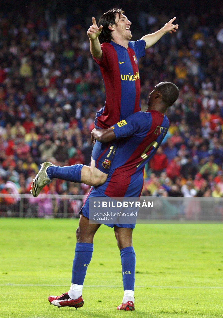 Samuel Eto'o lyfter Lionel Messi, Barcelona. Glädje.