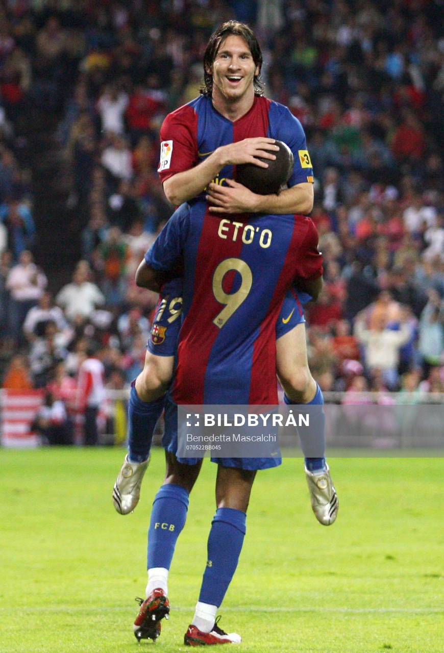 Samuel Eto'o lyfter Lionel Messi, Barcelona. Glädje.