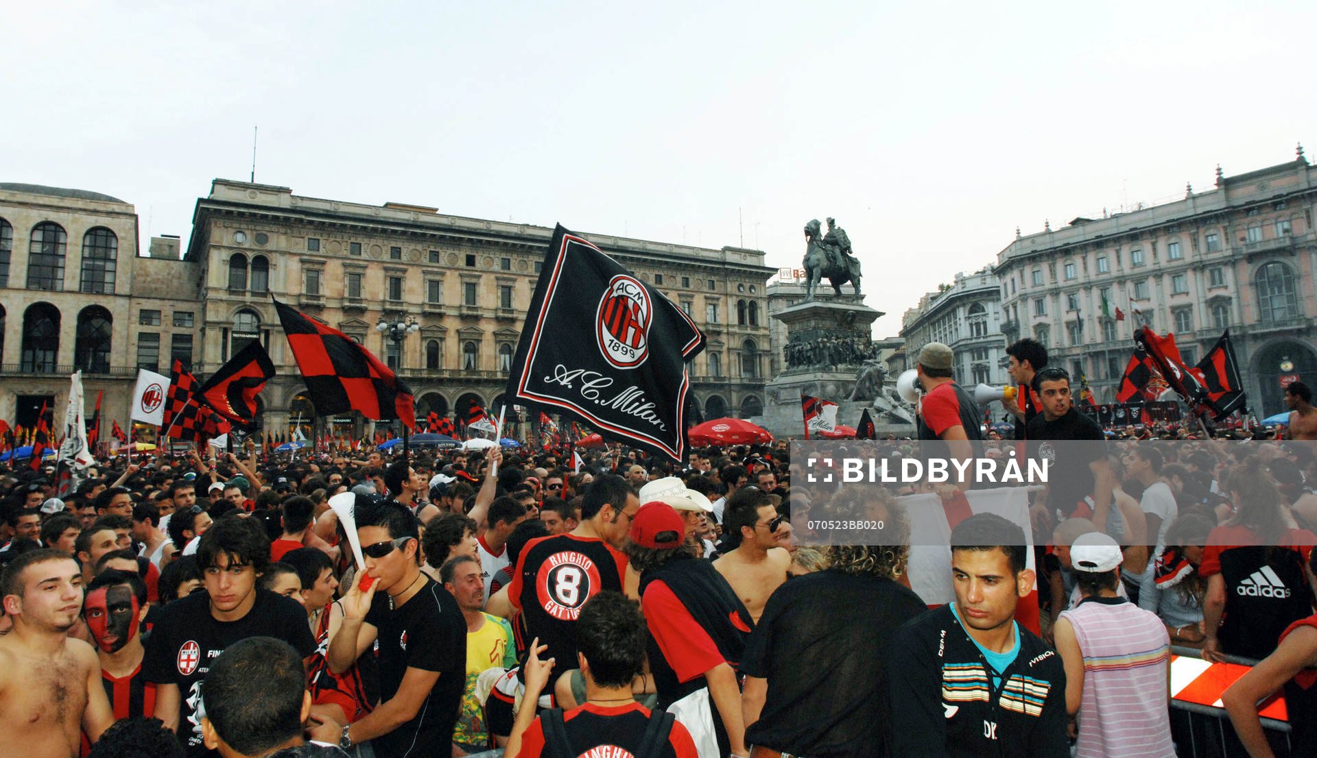 Fans, supporter på Piazza Duomo, Italien