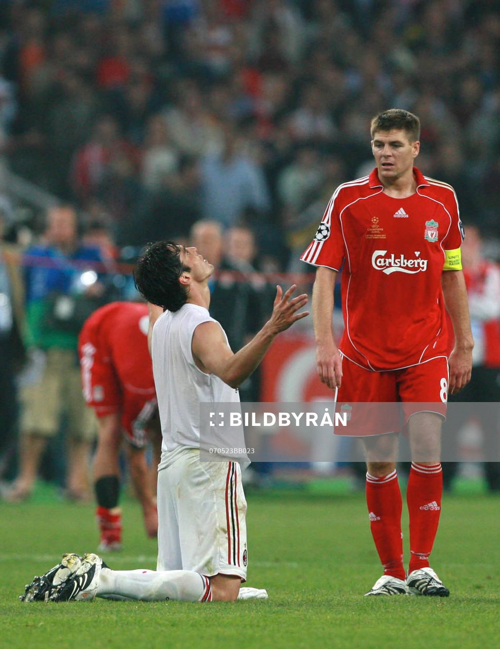 En besviken Steven Gerrard, Liverpool och Kaka, Milan jubel