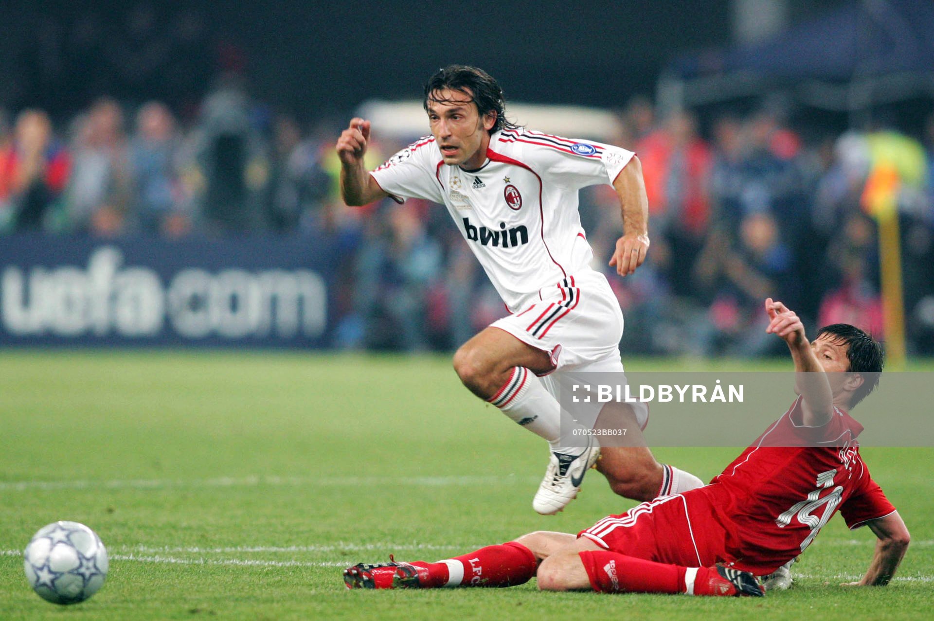 Andrea Pirlo, Milan, tar sig förbi Xabi Alonso, Liverpool