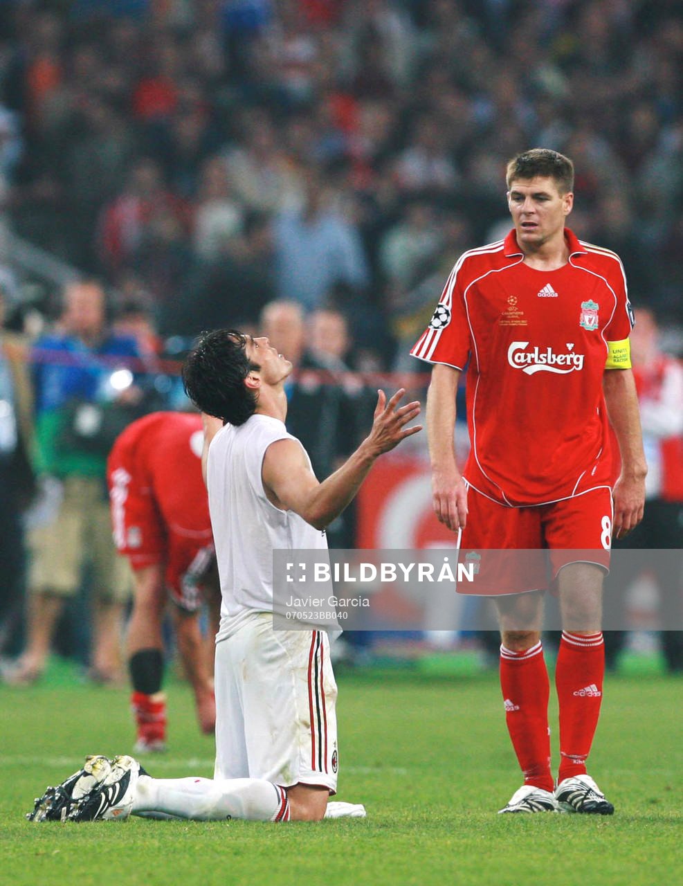 En nedstämd Steven Gerrard, Liverpool, ser på Kaka,