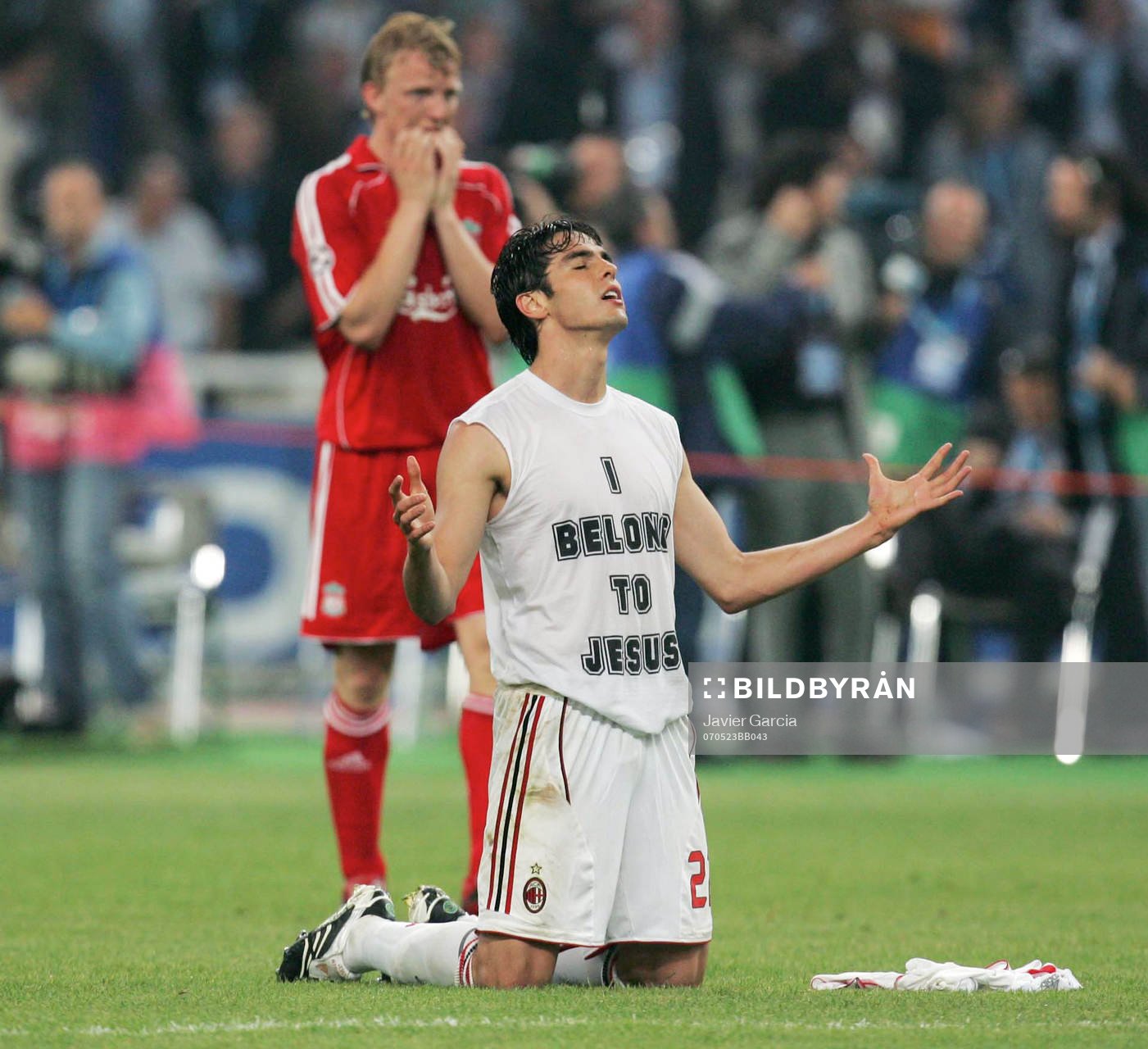 Kaka, Milan, ber på knä. Steven Gerrard, Liverpool, fasar