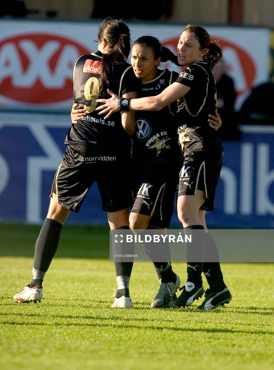  Madeliene Edlund, Marta och Hanna Ljungberg, jubel efter 2-1 målet.