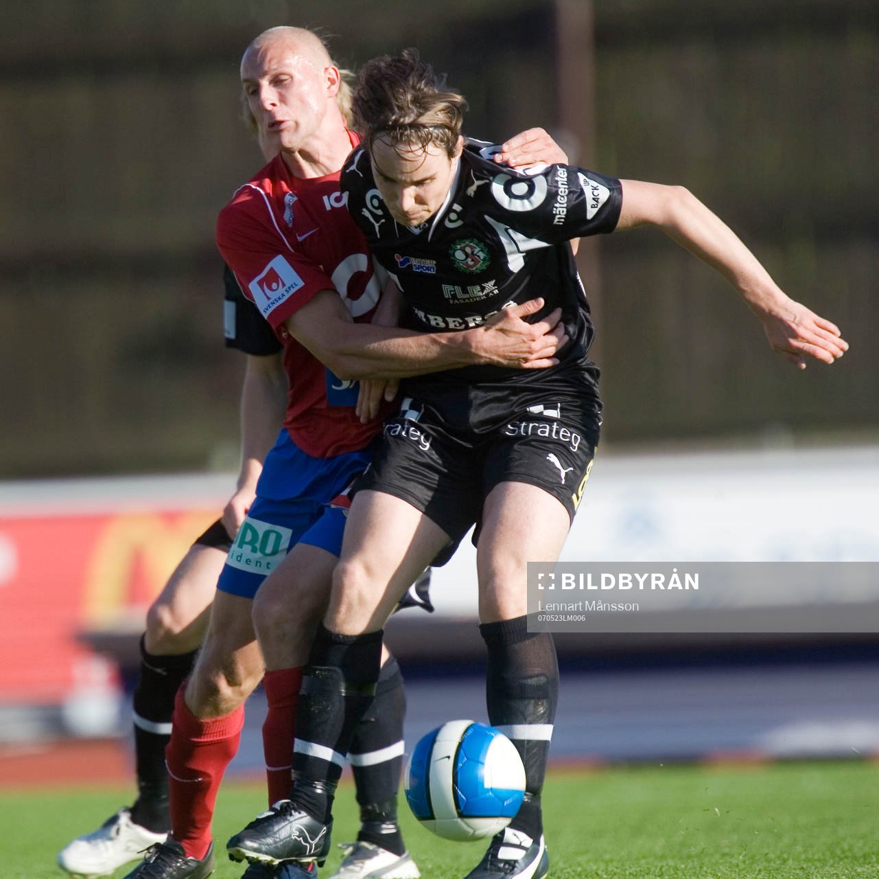 Freddy Borg, Öster, håller fast Kevin Walker, Örebro
