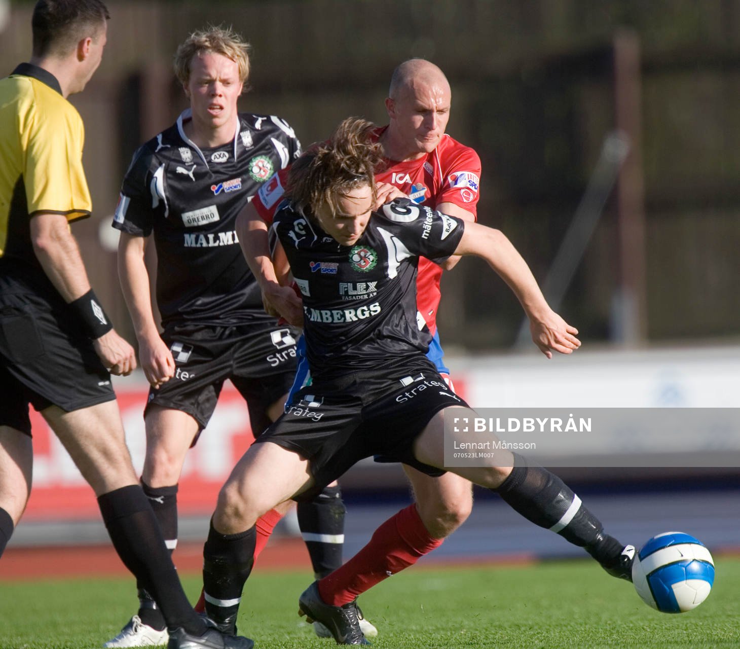 Freddy Borg, Öster, håller fast Kevin Walker, Örebro