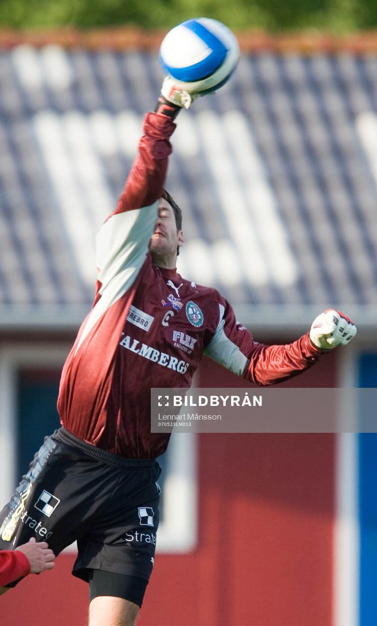 Richard Richardsson, målvakt, Örebro, boxar bort bollen