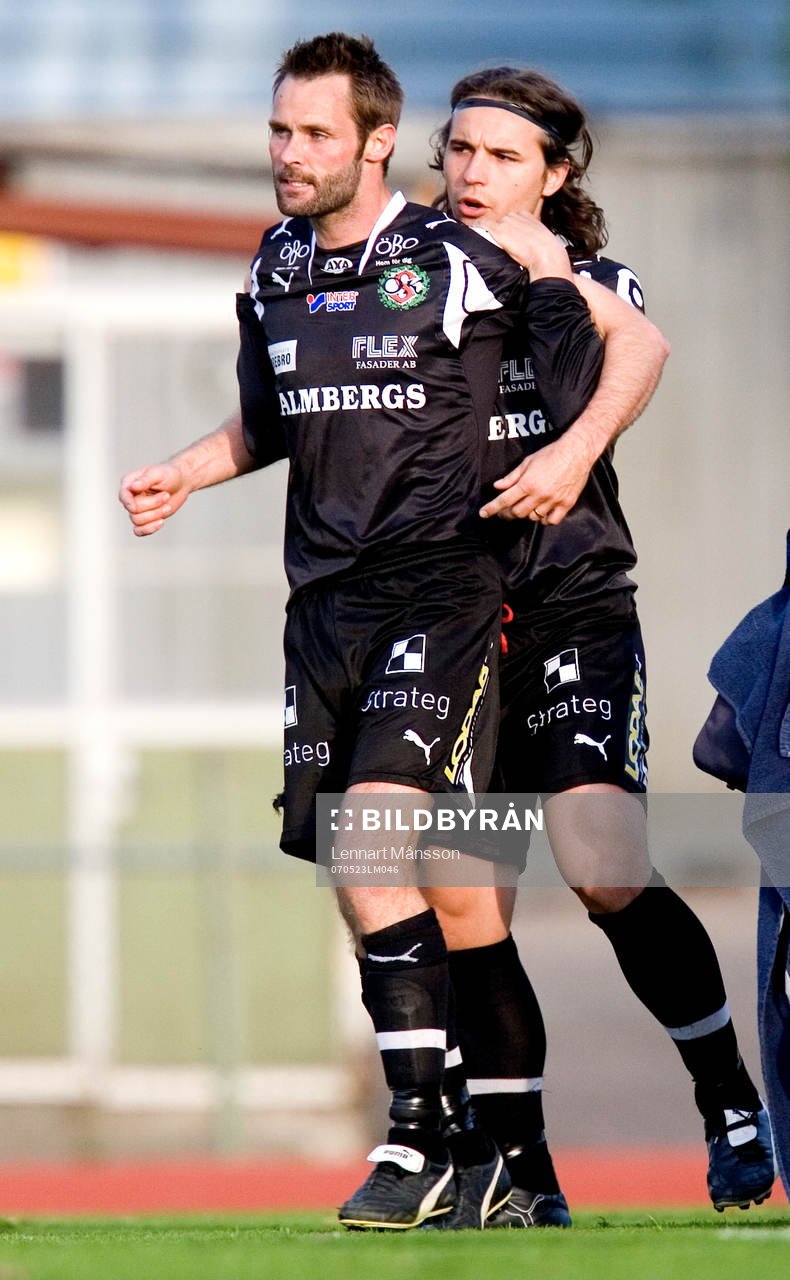 Lars Larsen ilsken, hålls undan av Nordin Gerzic