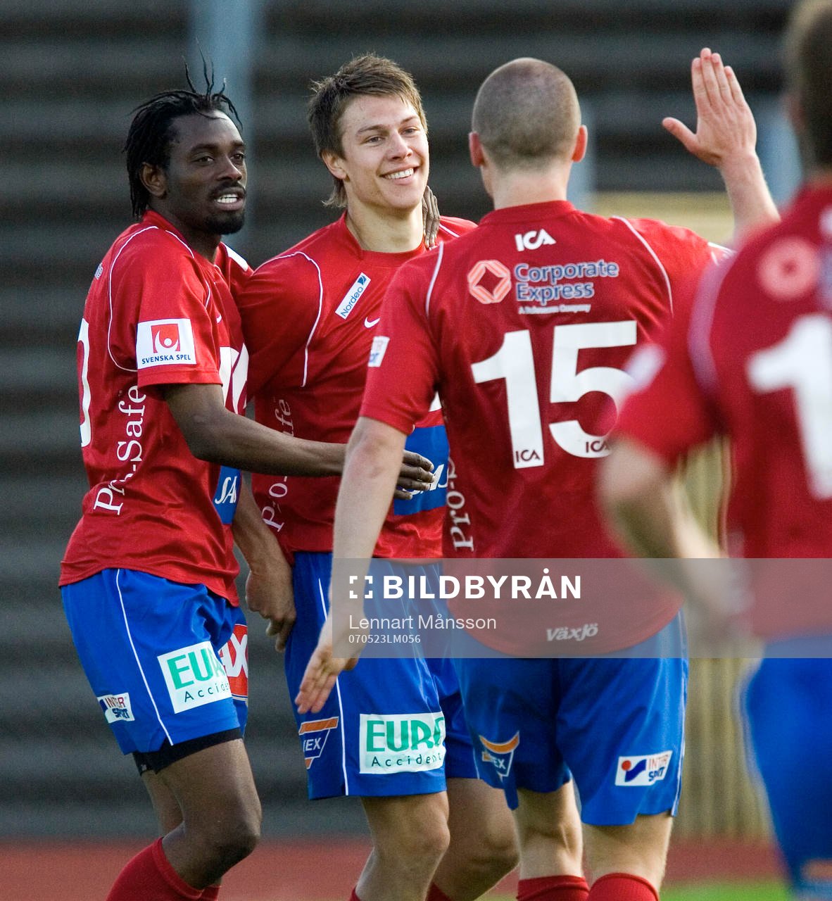 2-1 Martin Claesson, efter några sekunder i förlängningen, grattas av Daniel Svensson och 2-målsskytten Teofore Bennett.