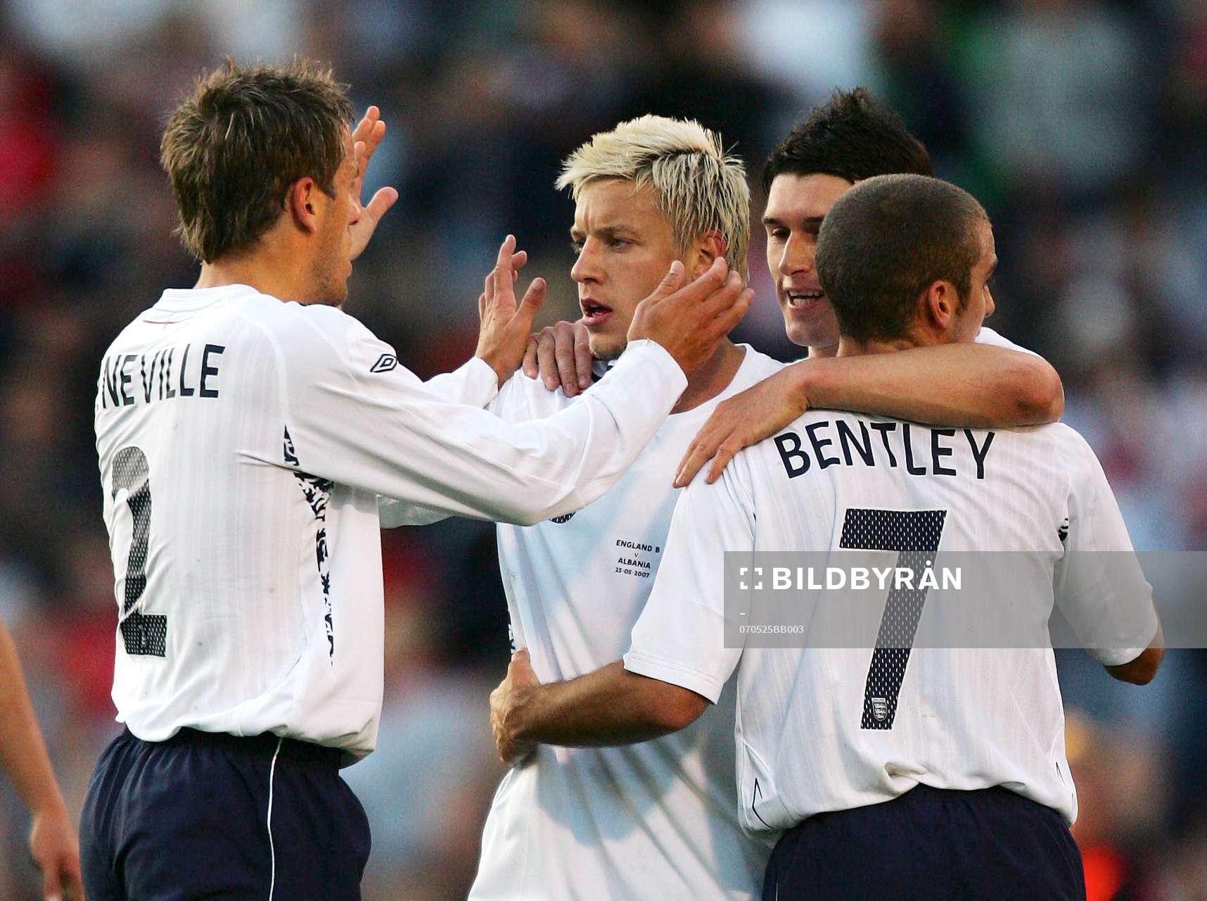 Alan Smith, England, gratuleras av sina lagkamrater