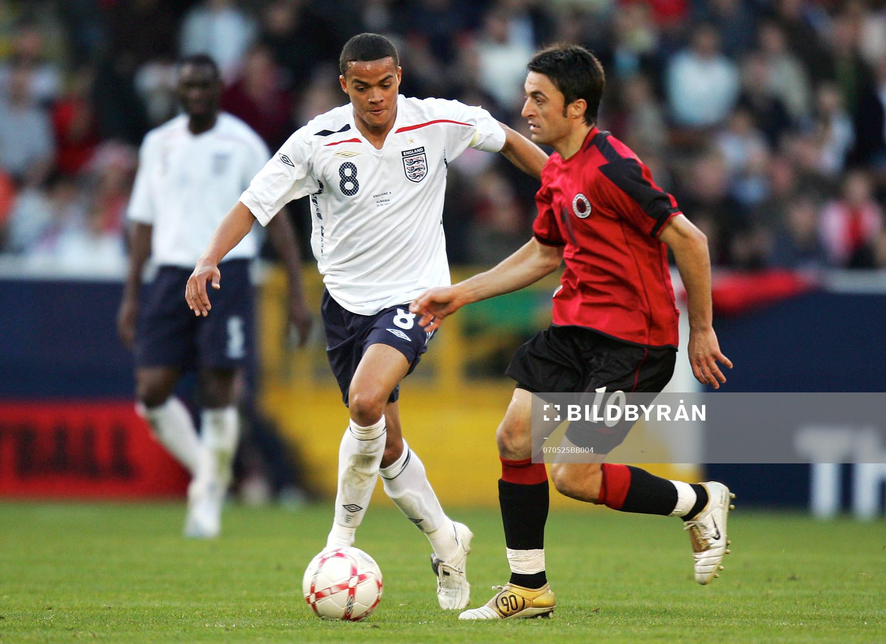 Jermaine Jenas, England och Klodian Duro, Albanien. Närkamp