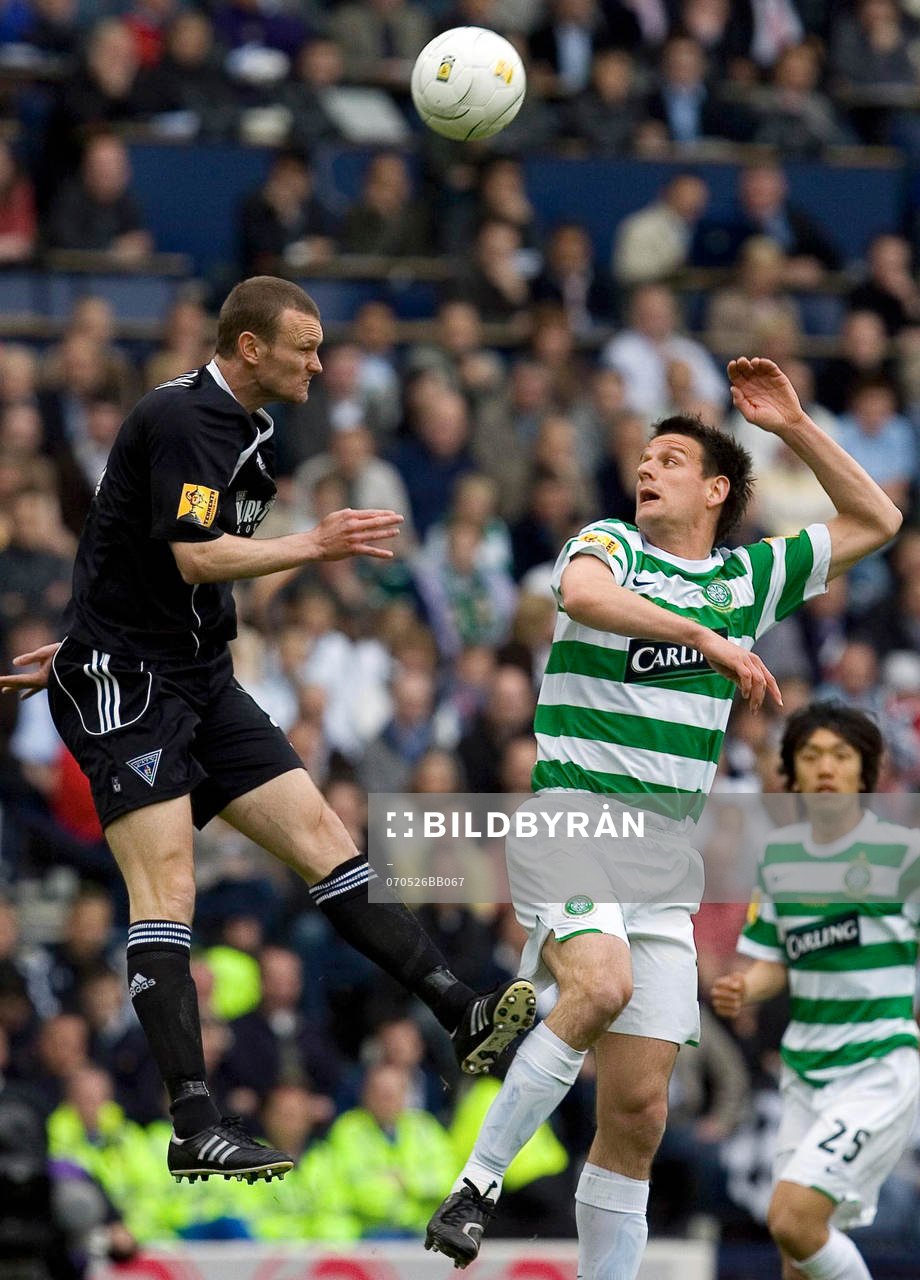 Scott Wilson, Dunfermline, nickar bort bollen för Jan Vennegoor of Hesselink, Celtic.
