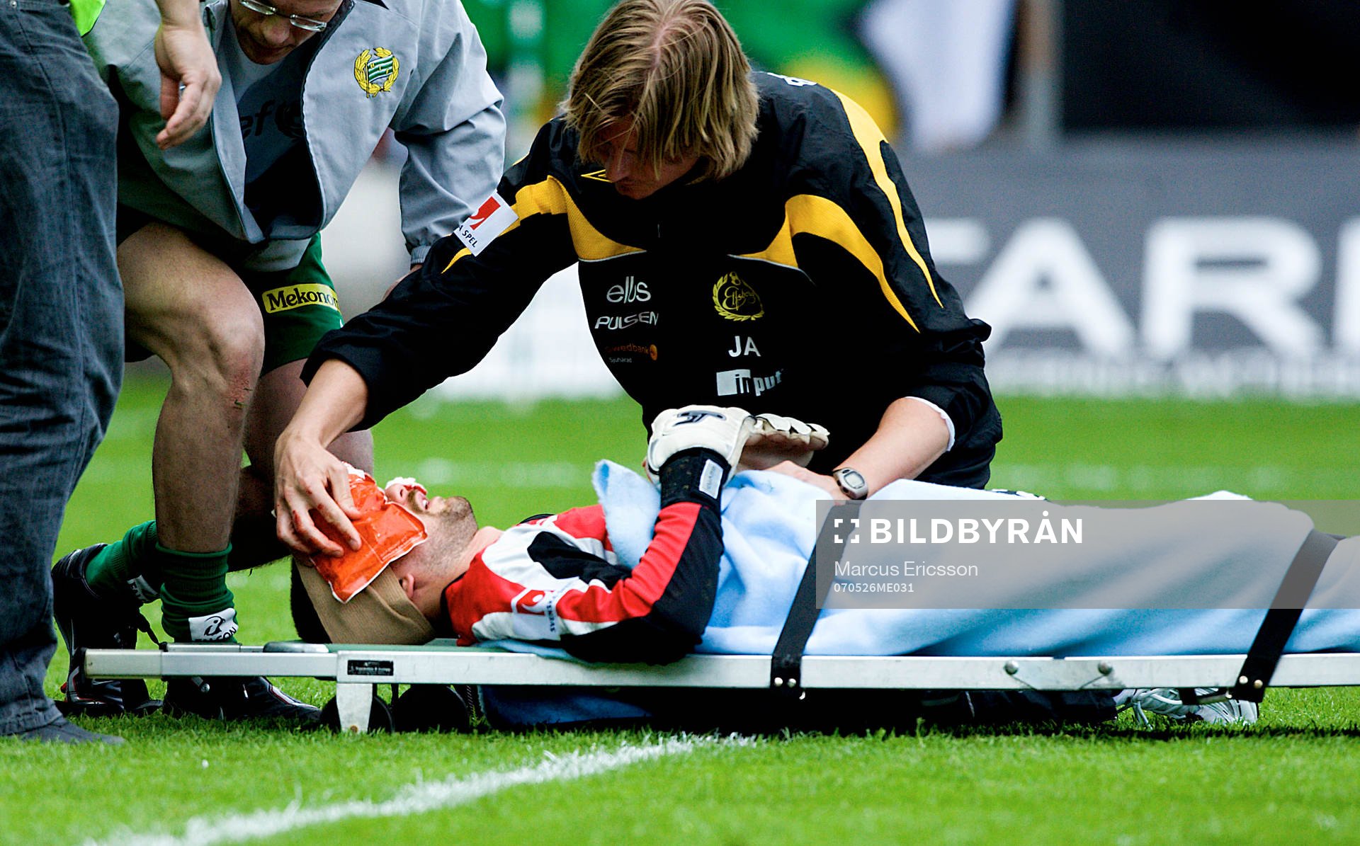 Johan Wiland, Målvakt Elfsborg fick bäras av med bår