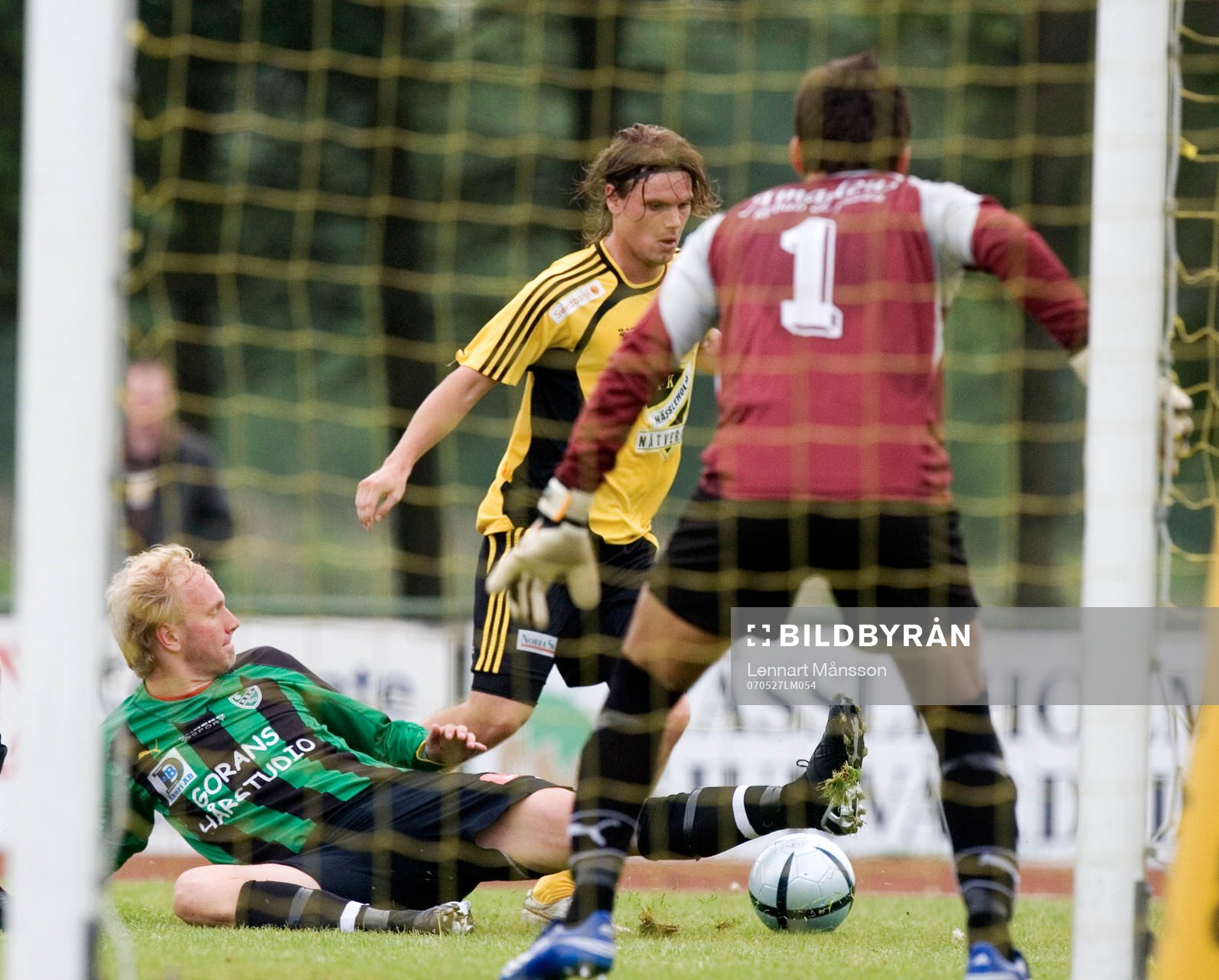 Emil Nilsson på väg mot Högaborgs målvakt