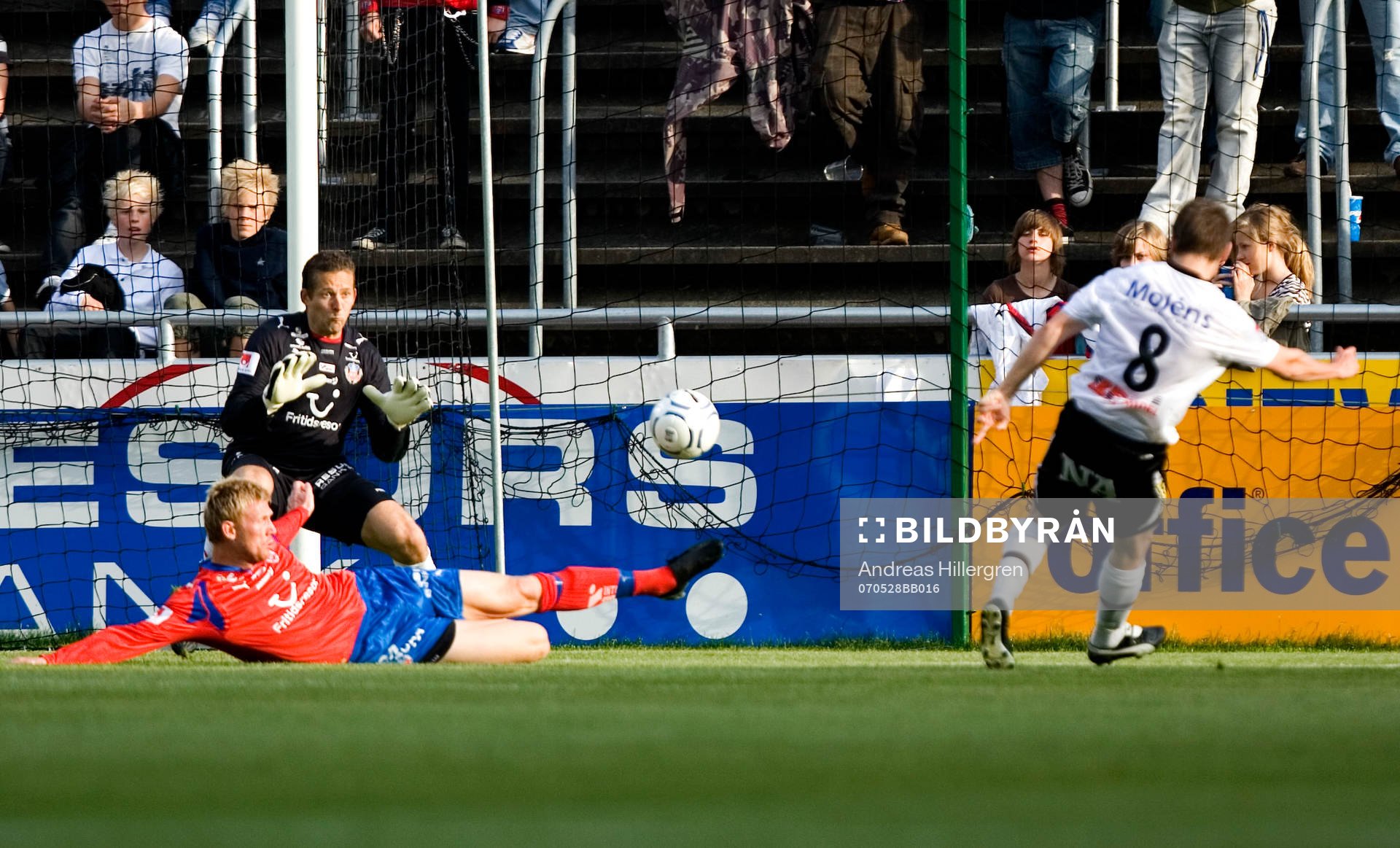  Fredrik Nordback slår in 0-1 bakom Daniel Andersson, målvakt.