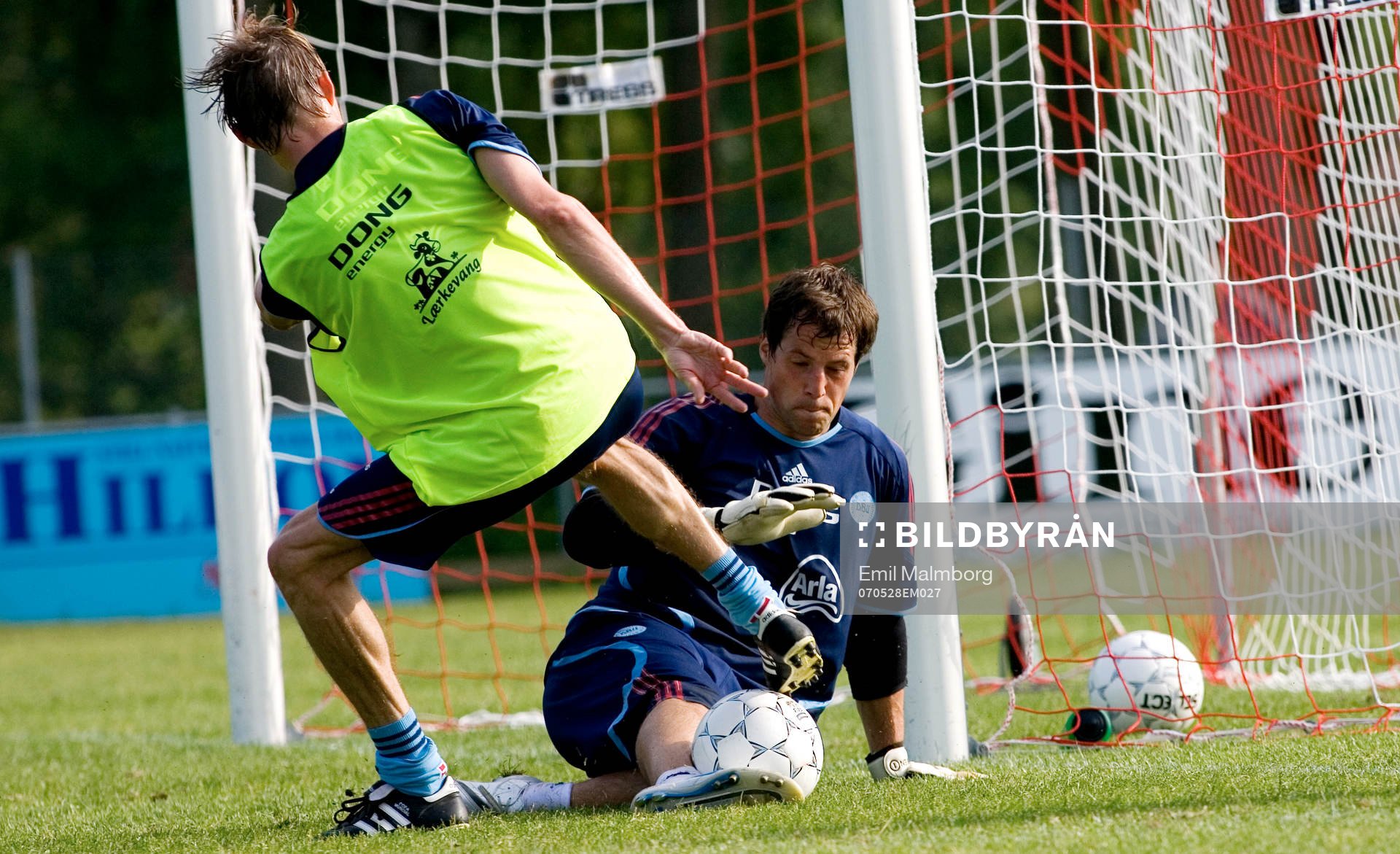 Jon Dahl Tomasson och målvakten Thomas Sörensen, Danmark