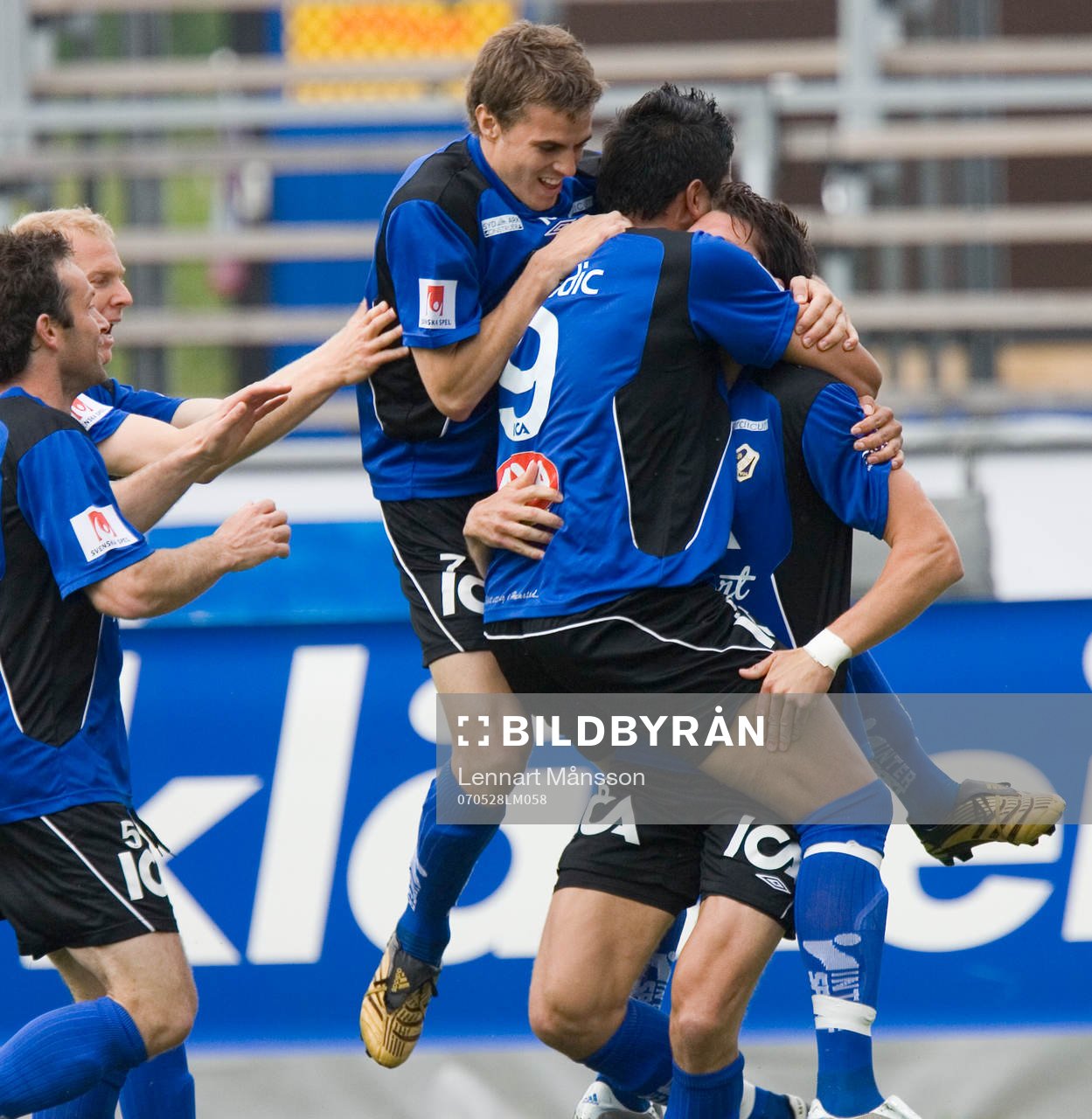 1-0, Mikael Rosén, som grattas