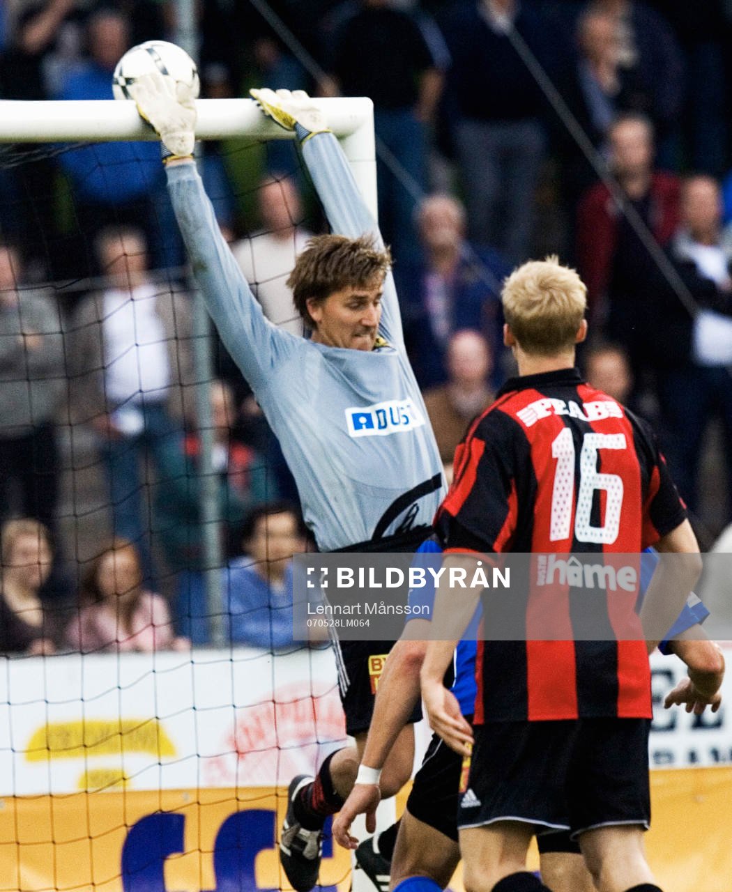 Kristoffer Björklund konstaterar att en boll går precis