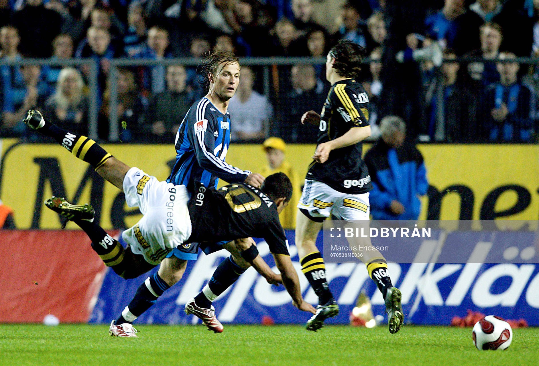 Wilton Figueiredo, AIK faller framför Markus Johanesson,