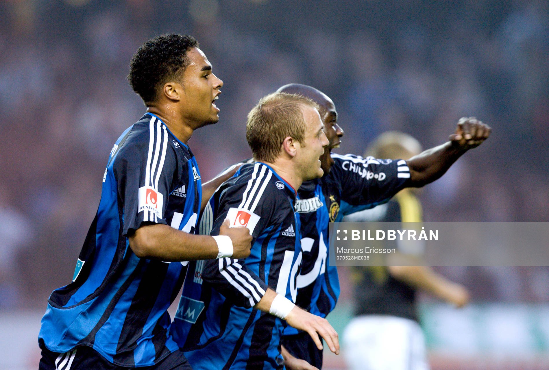 Patrick Amoah, Daniel Sjölund och Jones Kusi Asare jubel.