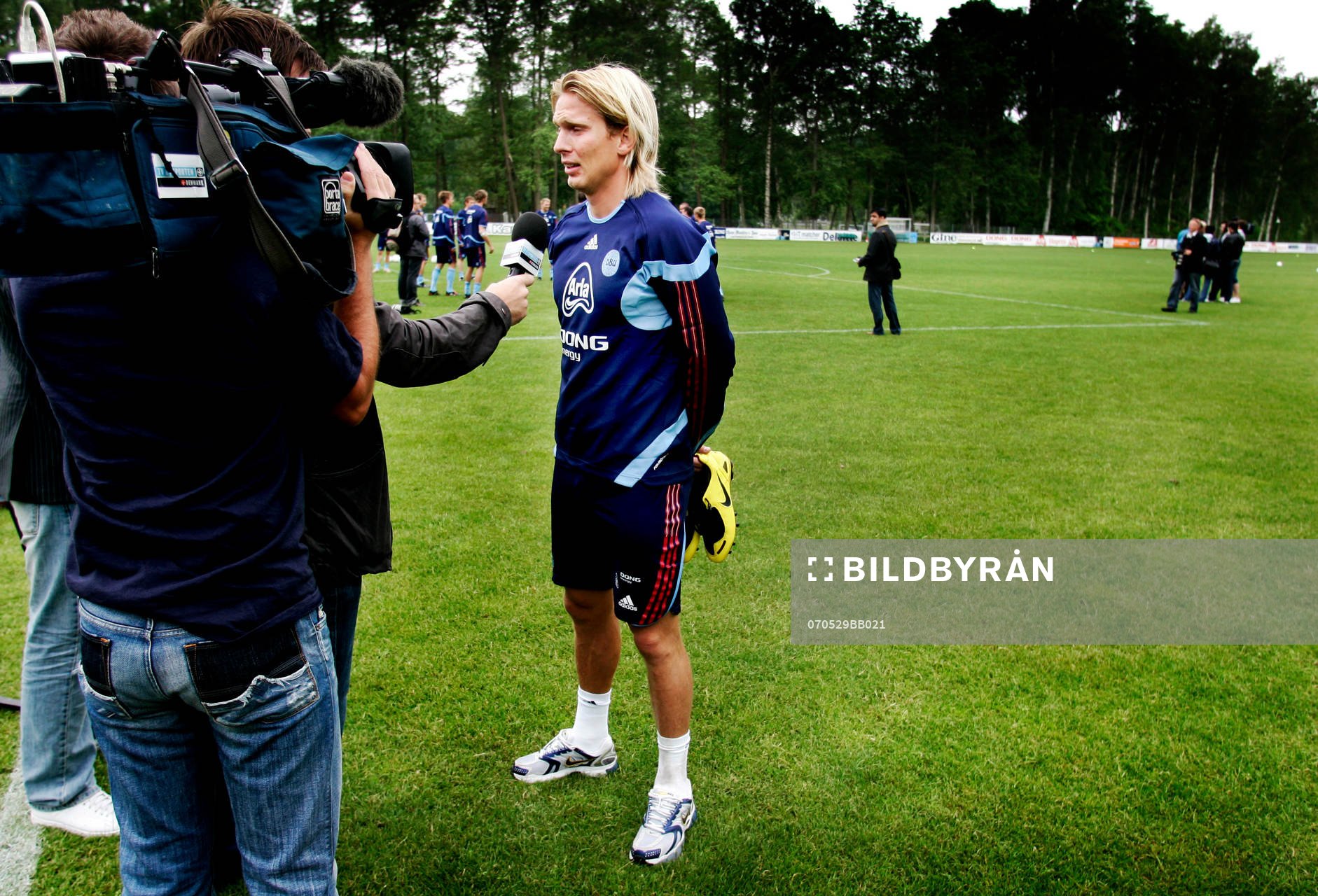  Christian Poulsen, blir intervjuad av Media mitt på träningsplanen innan träningen börjar. 