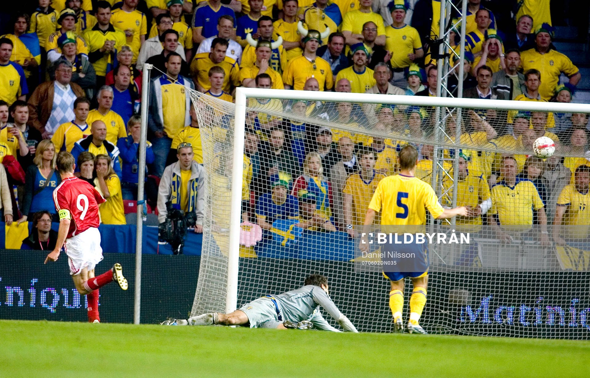  Jon Dahl Thomasson, Danmark gör mål bakom Andreas Isaksson, målvakt, Sverige och en deppad Niclas Alexandersson, Sverige.