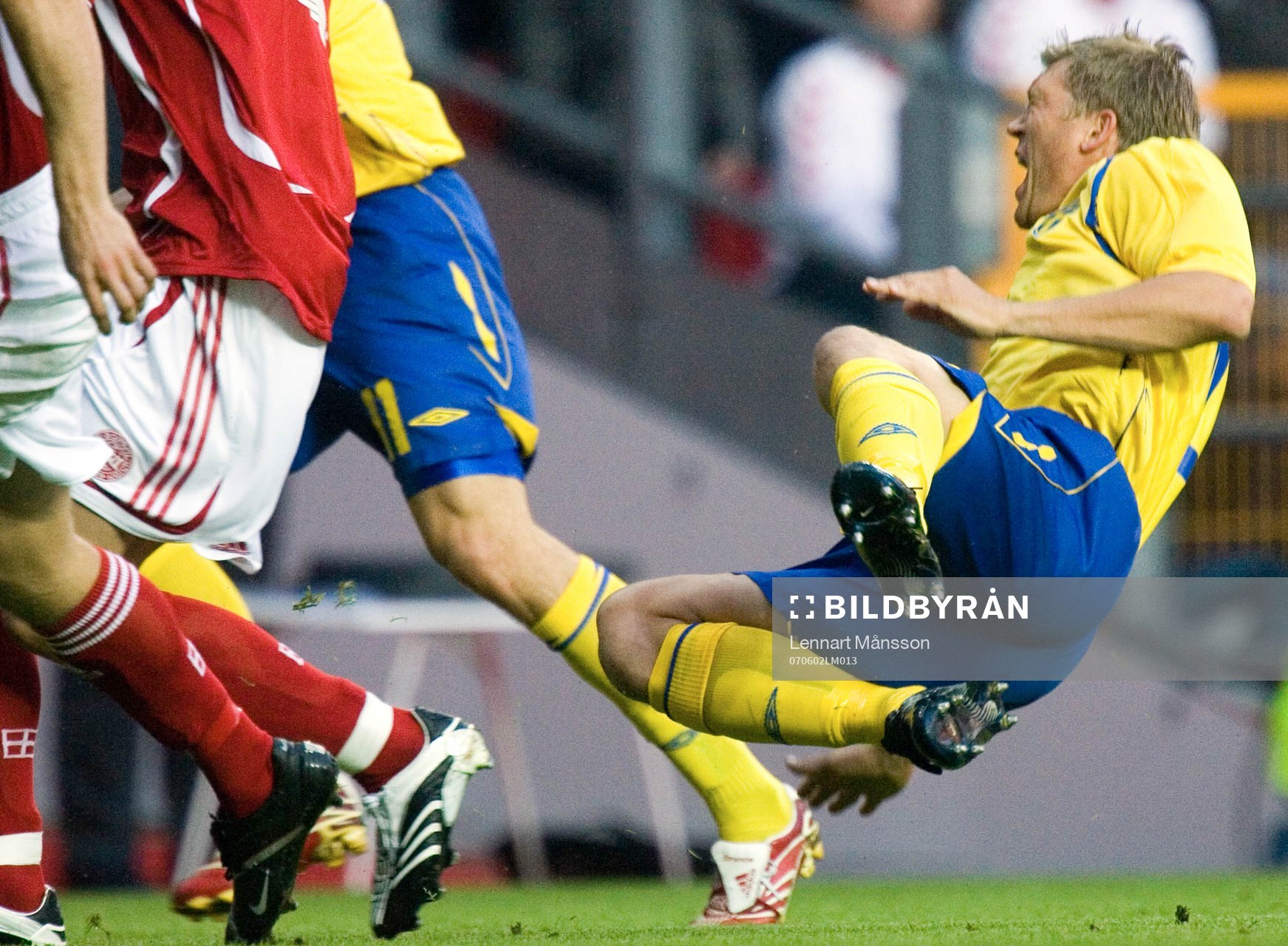 Marcus Allbäck, Sverige, faller. Smärta
