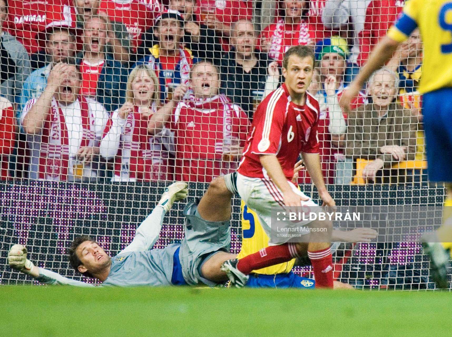 Daniel Jensen, Danmark, får Andreas Isaksson, målvakt,