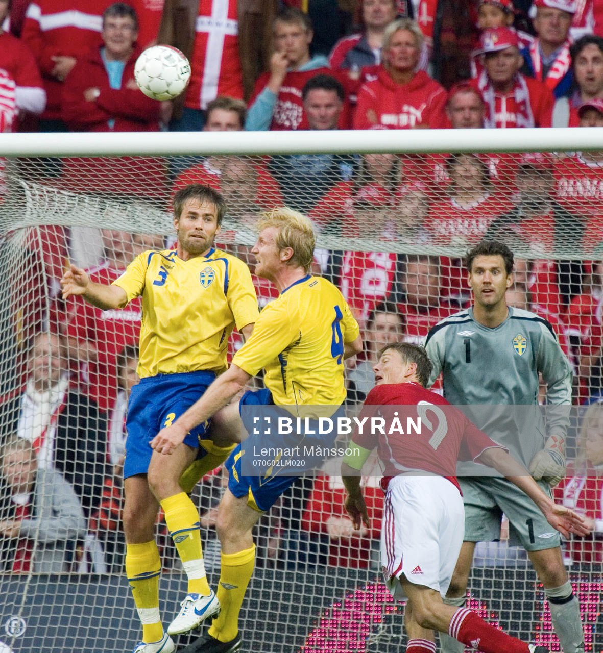Intensivt framför svenskt mål. Olof Mellberg och Petter