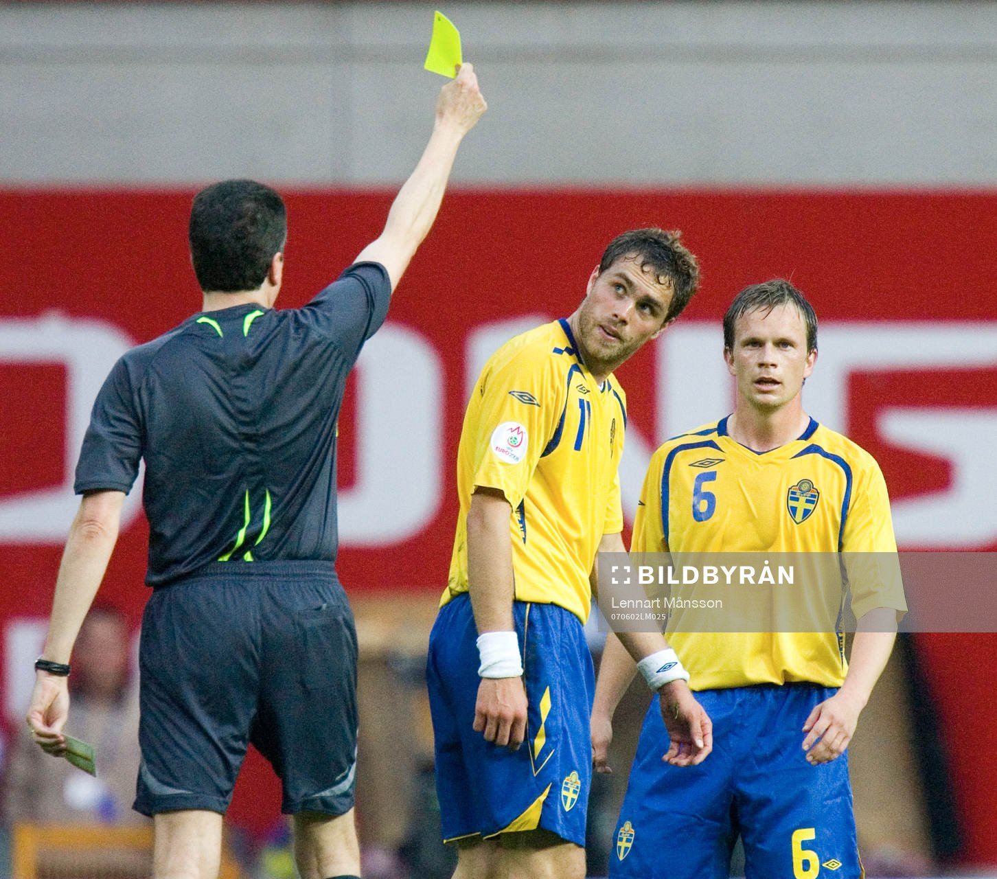 Johan Elmander, Sverige, får gult kort. Tobias Linderoth,