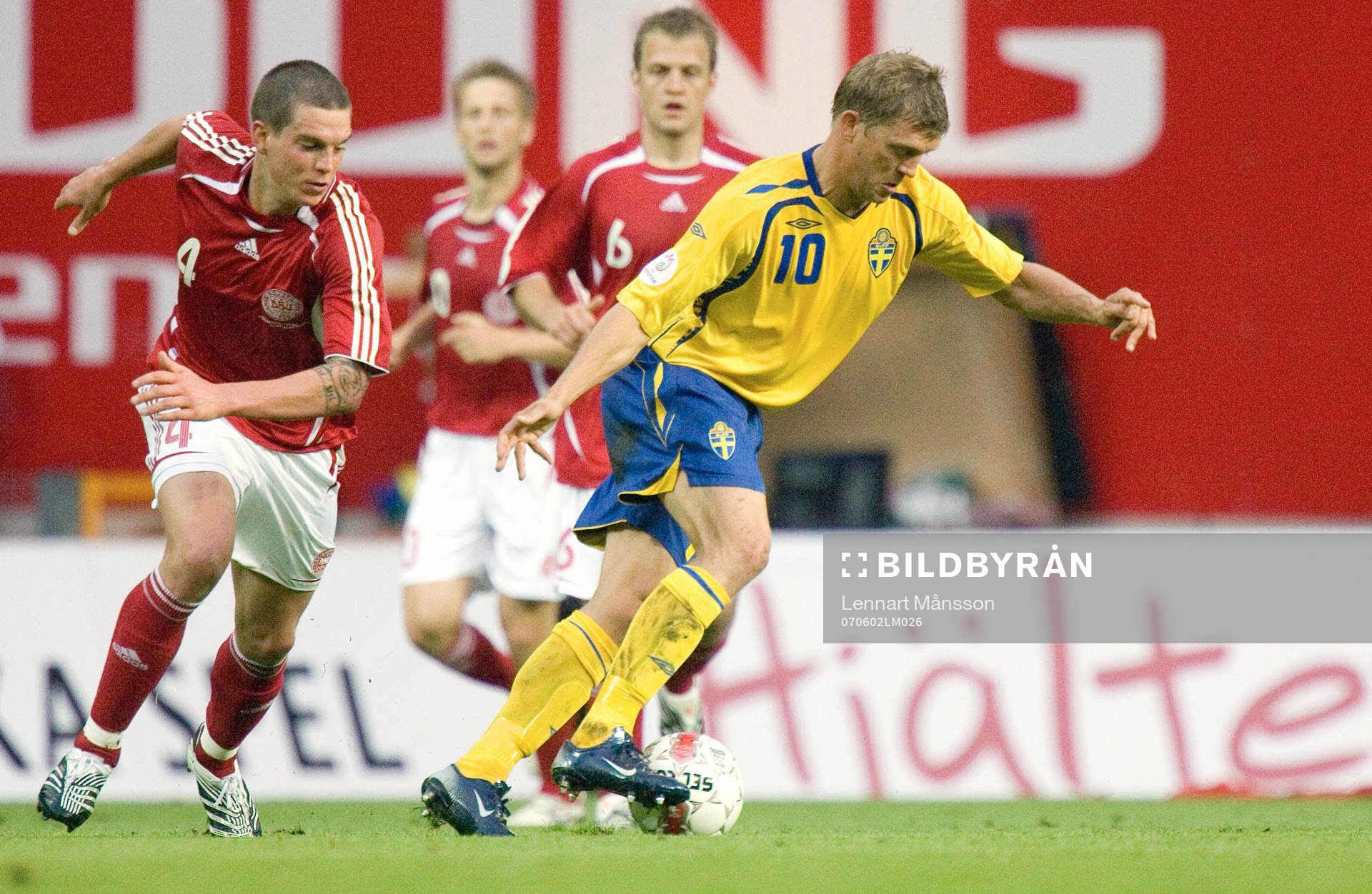 Marcus Allbäck, Sverige, jagas av Daniel Agger, Danmark