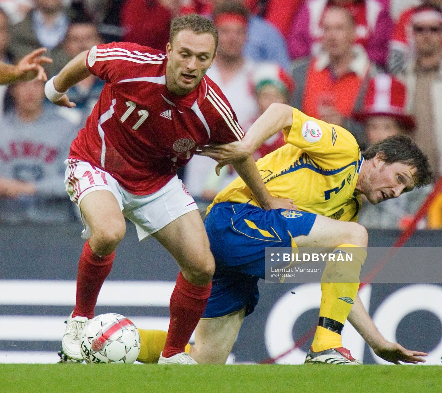 Dennis Rommedahl, Danmark, tar sig förbi Mikael Nilsson,