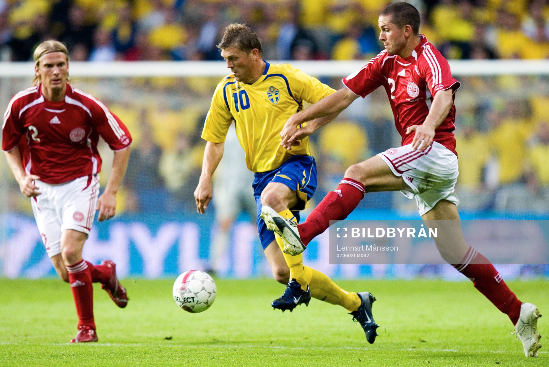 Marcus Allbäck, Sverige, jagas av Christian Poulsen och