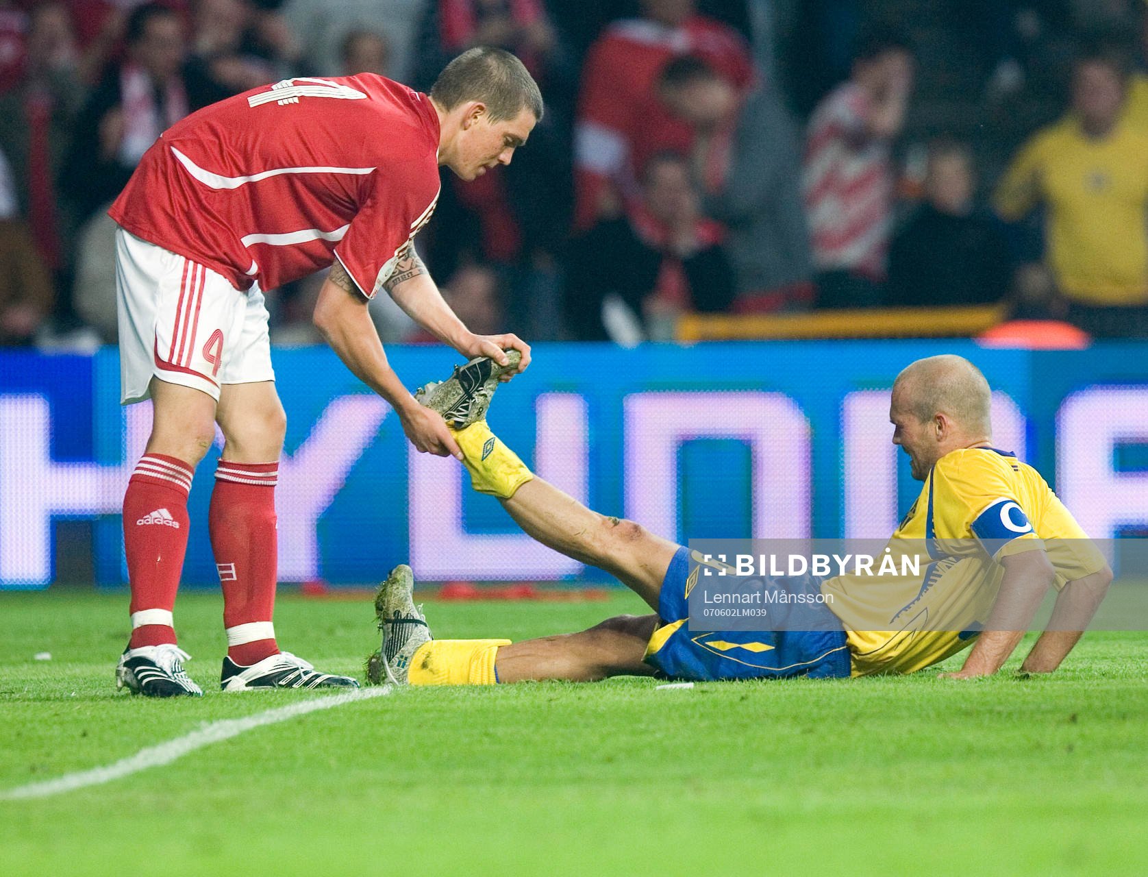 Daniel Agger, Danmark hjälper Fredrik Ljungberg, Sverige.