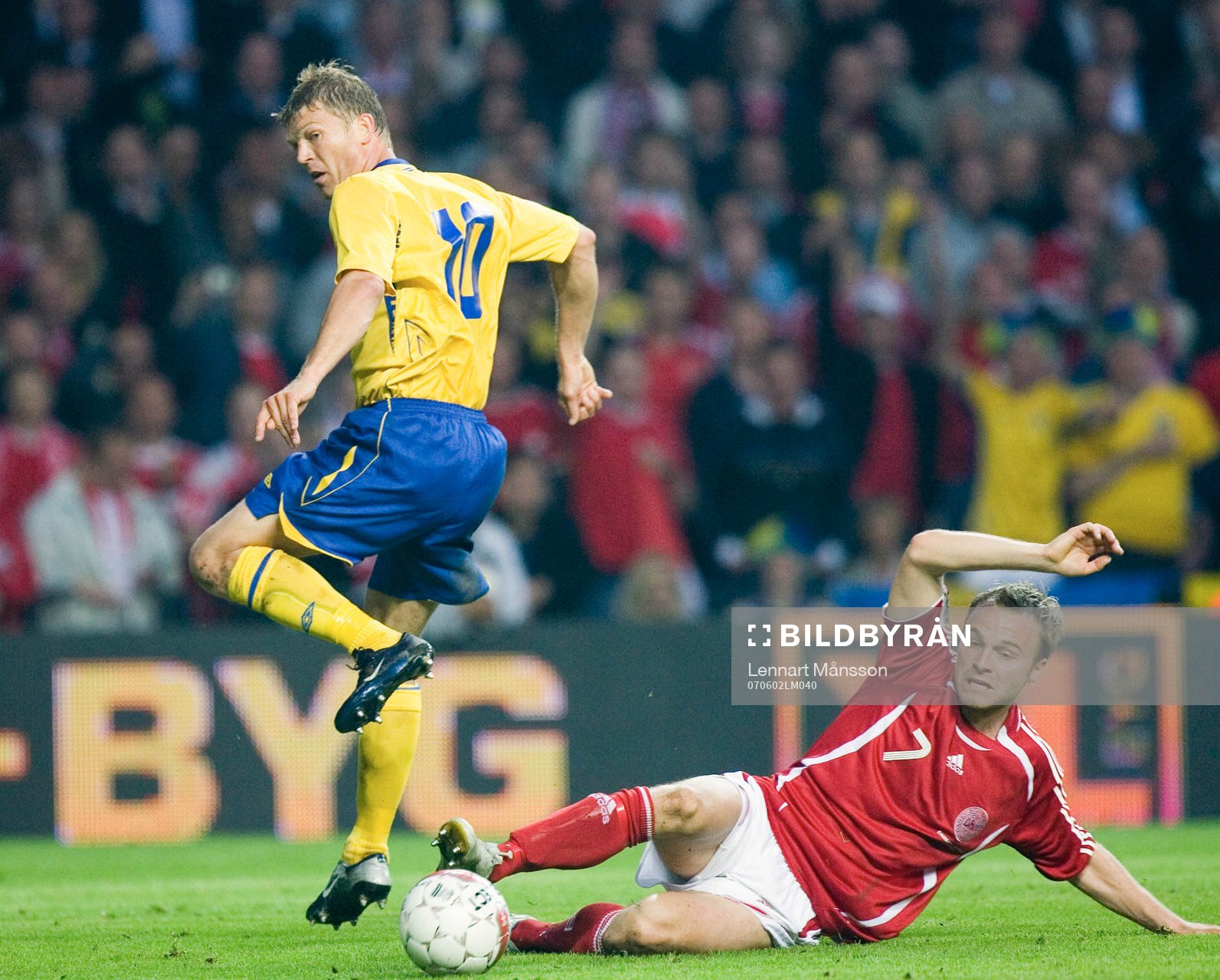 Marcus Allbäck, Sverige, tacklas av Lars Jacobsen, Danmark