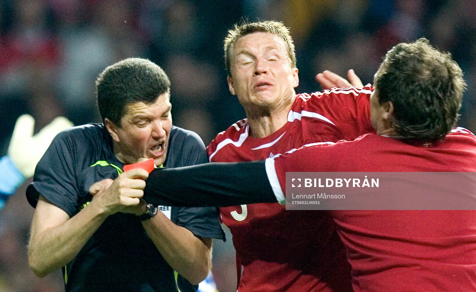 Domaren Herbert Fandel, Tyskland, attakeras av en
