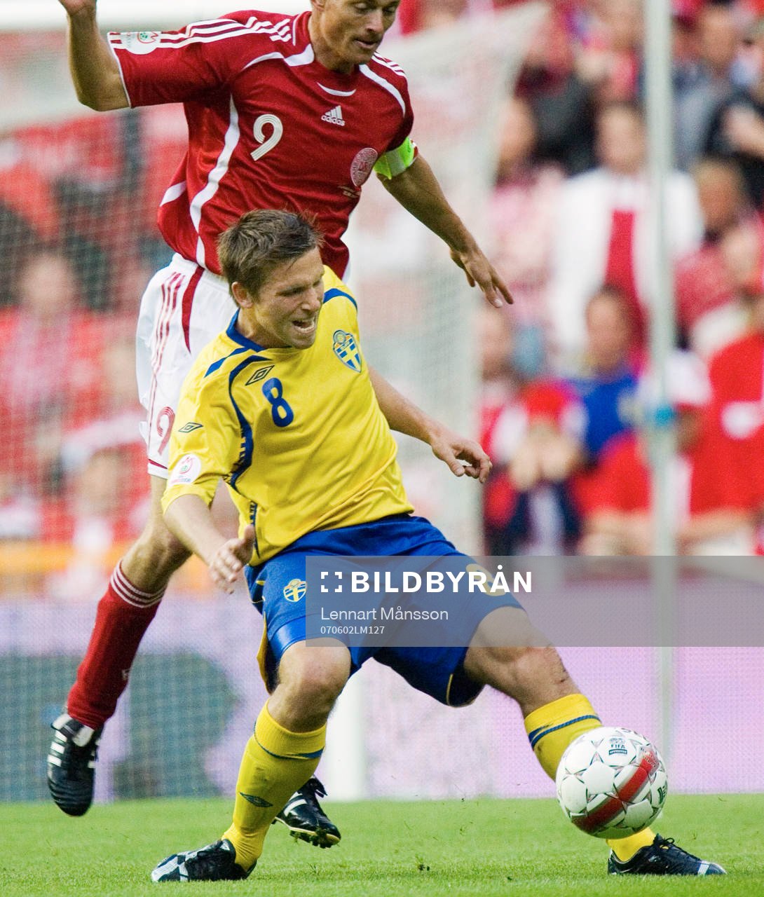 Anders Svensson, Sverige, har Jon Dahl Tomasson, Danmark, i