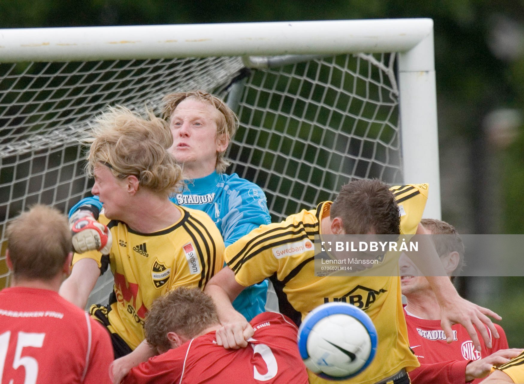 Mikael Larsson och Peter Olsson oroar Nikes målvakt